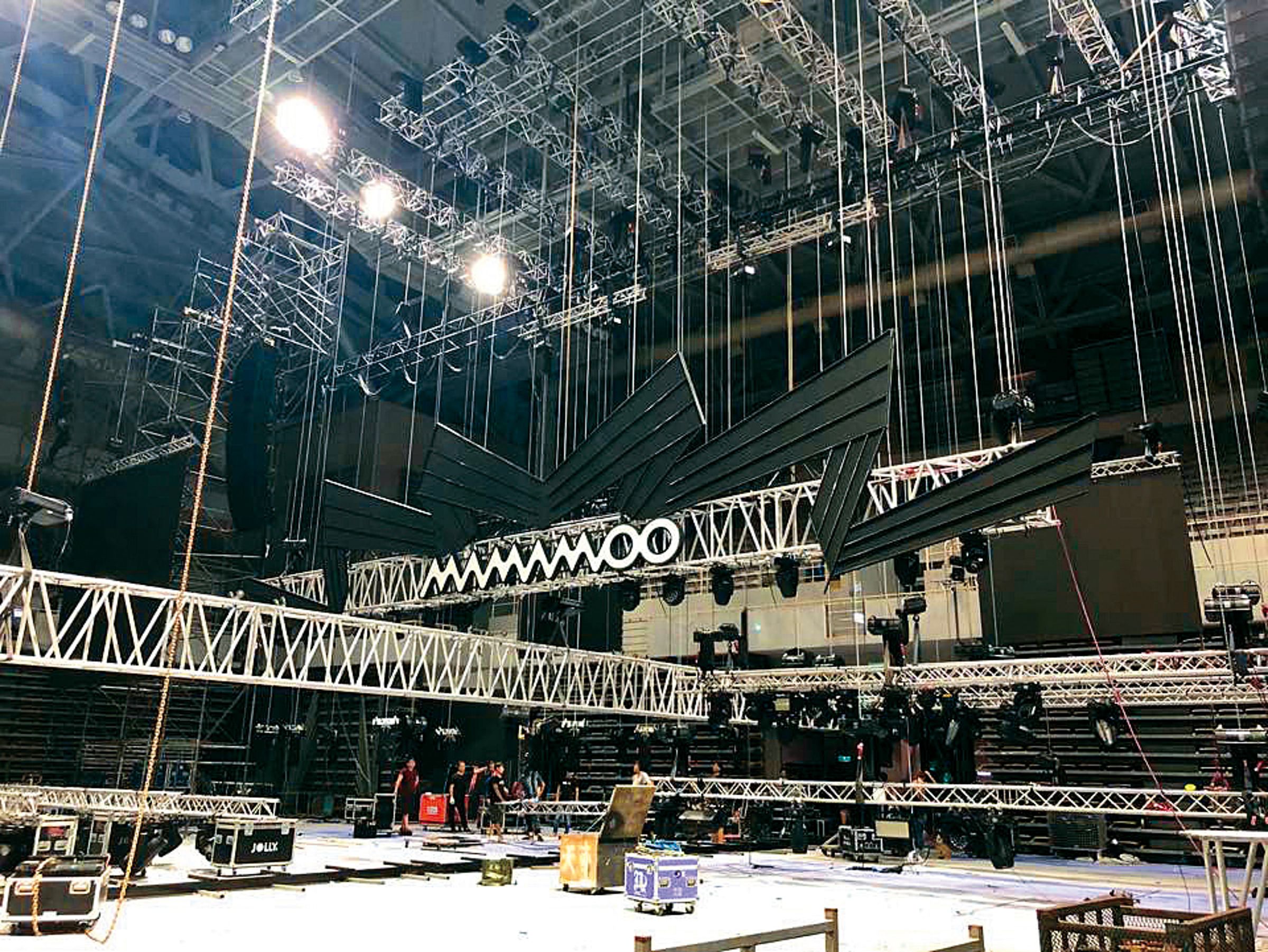 MAMAMOO該場表演有許多道具,搭台時耗盡心思重現韓國演出時的原汁原味。(希林國際提供)
