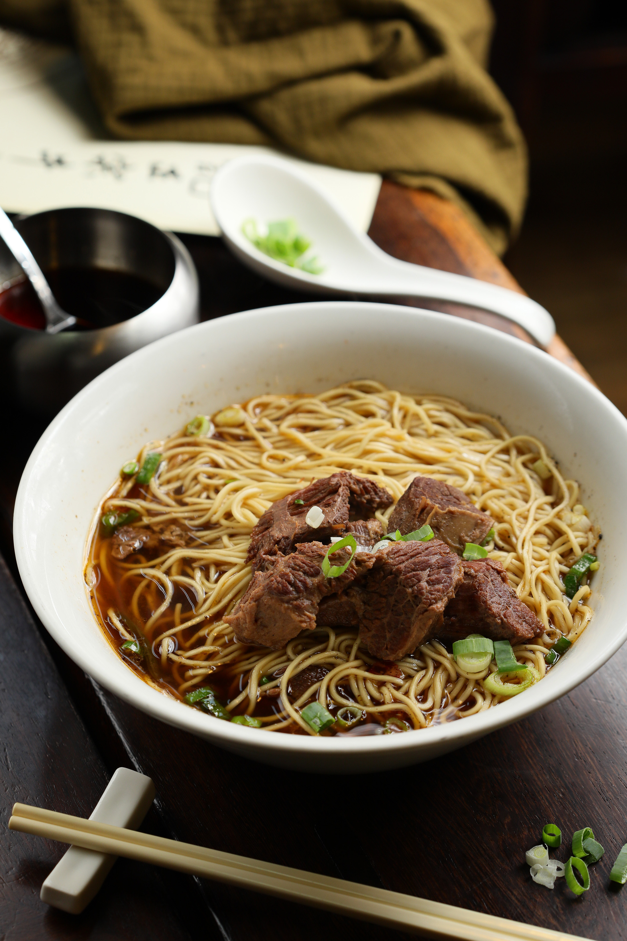 湯頭清澈的「紅燒牛肉麵」搭配雞蛋細麵，也是史記的特色。（260元／碗）