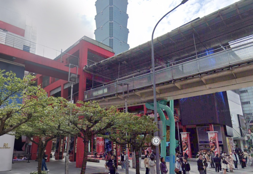 北市信義區一對男女下半身赤裸，大膽在空橋上激戰。（翻攝自Google地圖）