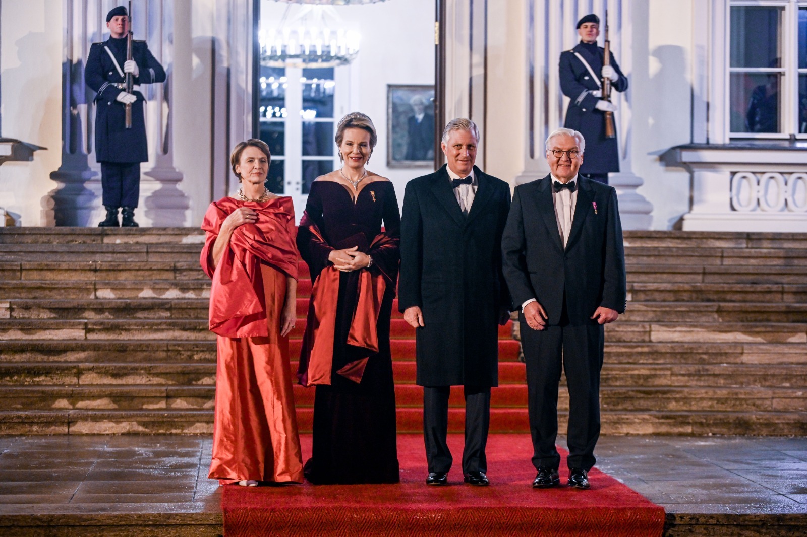 瑪蒂爾德王后（左二）在國宴時換上Armani天鵝絨禮服，優雅迷人（翻攝belgianroyalpalac IG）
