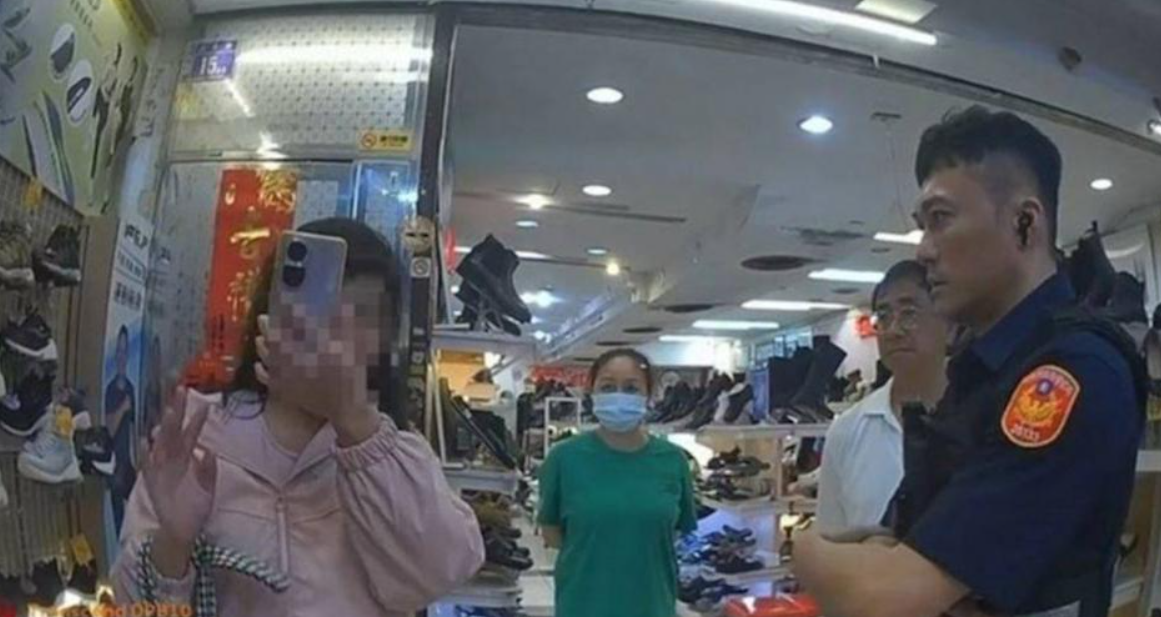 郭姓婦人2日逛士林夜市因現金不足仍想消費，大鬧了一番。（翻攝畫面）