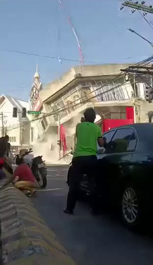 建築物瞬間崩塌,尖叫聲四起。(翻攝SunStar Davao臉書)
