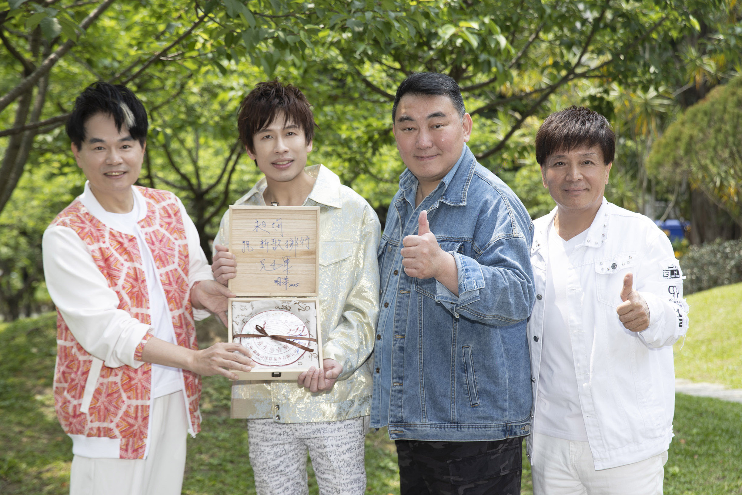 徐亨（右2）為弟子陳昶均（左2）新作品站台，同時透露他罹患「腦腫瘤引發水腦症」身材發胖。（欣代唱片提供）