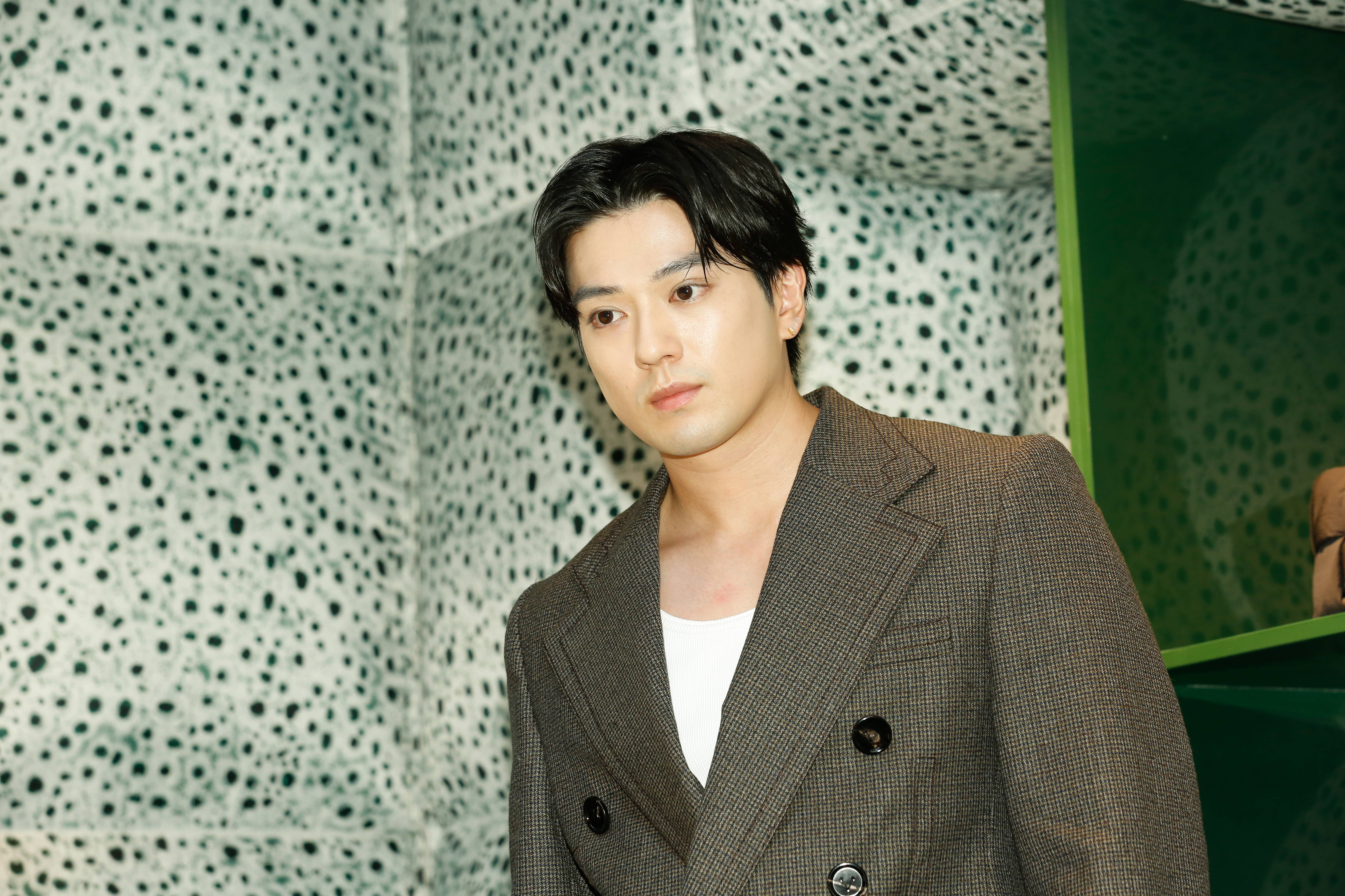 日星新田真劍佑今（8日）現身品牌快閃店，堅持只能拍左臉。