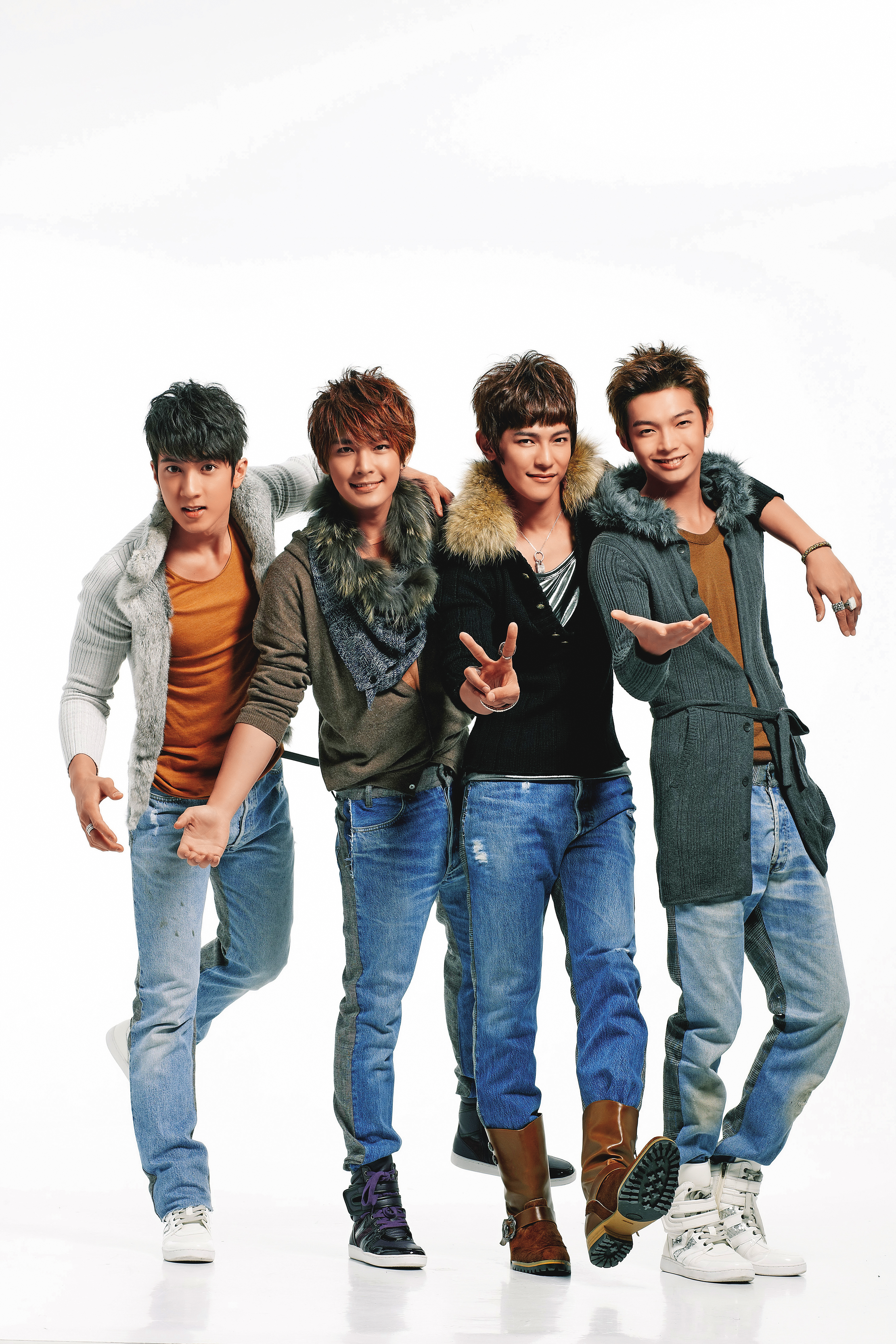 2005年出道的飛輪海,發行過4張專輯,並演過多部電視劇。左起吳尊、炎亞綸、汪東城、辰亦儒,當時看起來是好兄弟。(東方IC)