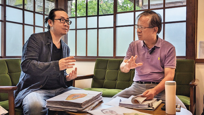 台文館前館長廖振富(右)讚賞阮光民(左)的轉譯功力,認為本土文學作品改編成漫畫能拓展讀者群。(前衛出版社提供)