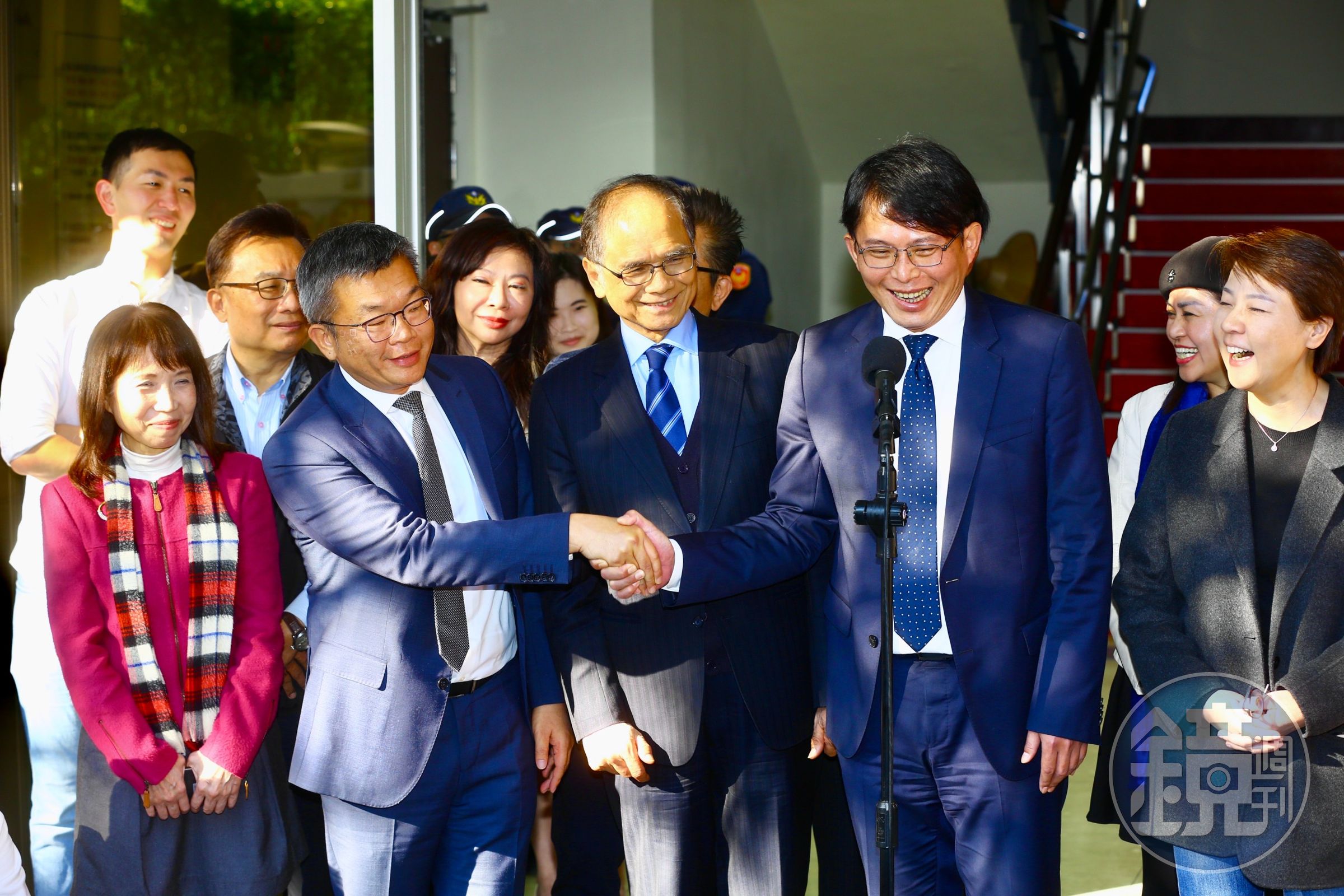 游錫堃（前排左三）與蔡其昌（前排左二）今前往民眾黨團拜會，蔡其昌與黃國昌（前排右二）上演「握手言和」。