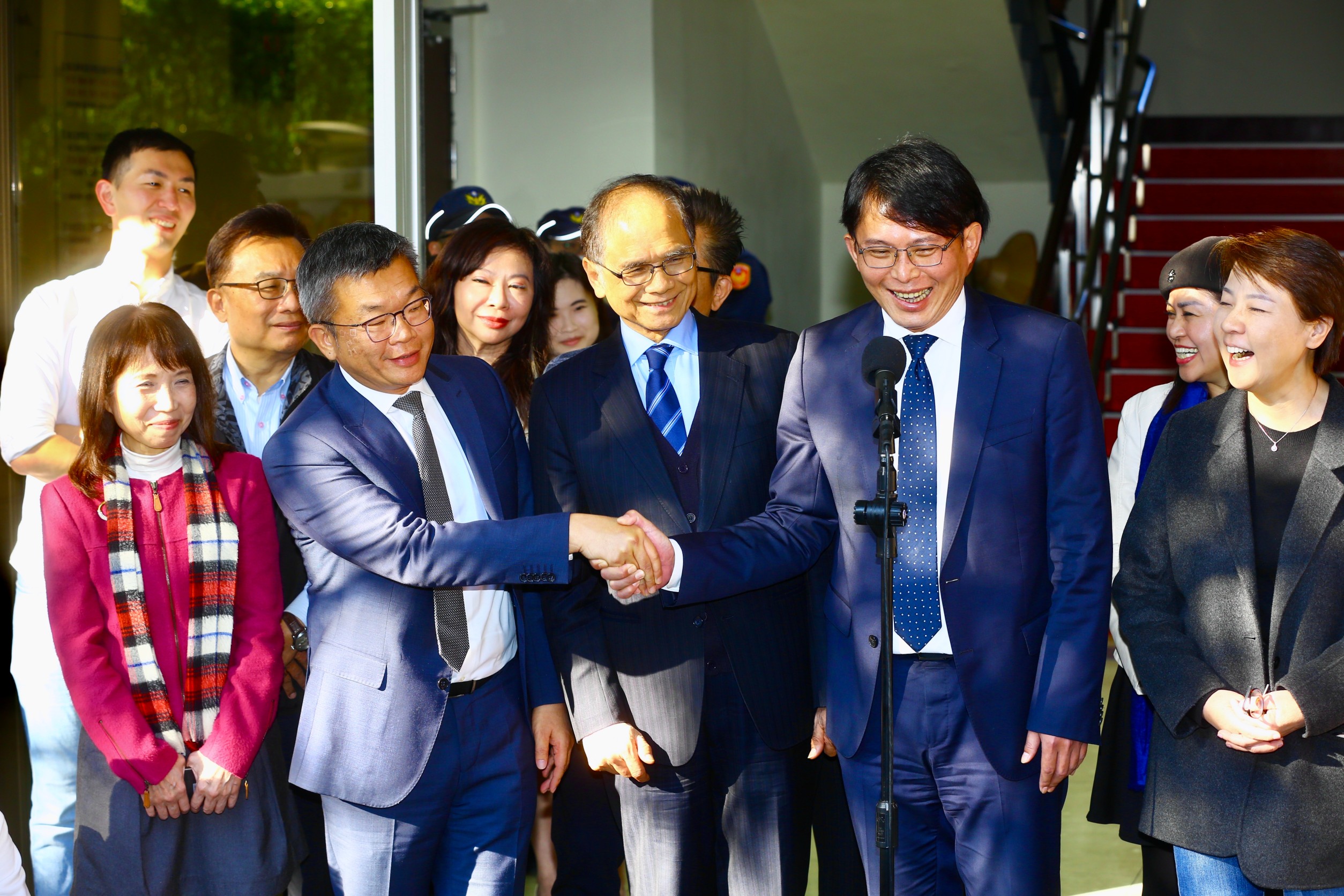 游錫堃（前排左三）與蔡其昌（前排左二）今前往民眾黨團拜會，蔡其昌與黃國昌（前排右二）上演「握手言和」。