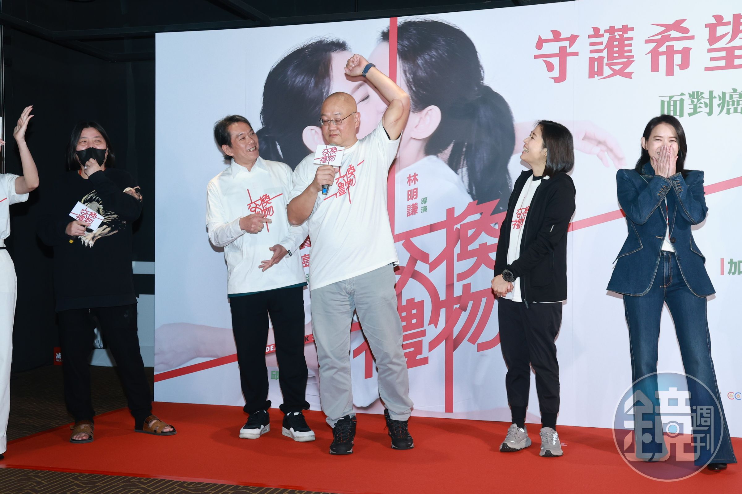 在電影中現身與手臂上的骨肉瘤「和平相處」中醫師Sam哥特別從香港飛來站台,也秀出手臂報喜,已將腫瘤切除。