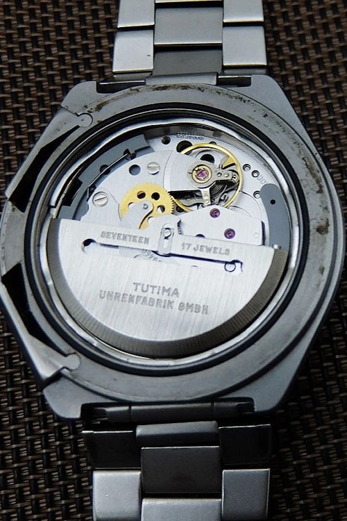 Tutima Military Chronograph Ref. 798，為 1980 年代西德聯邦國防軍（Bundeswehr）與 NATO 飛行員專用腕錶，採用 Lemania 5100 自動計時碼錶機芯，具備中置分針與全天候可視性設計。