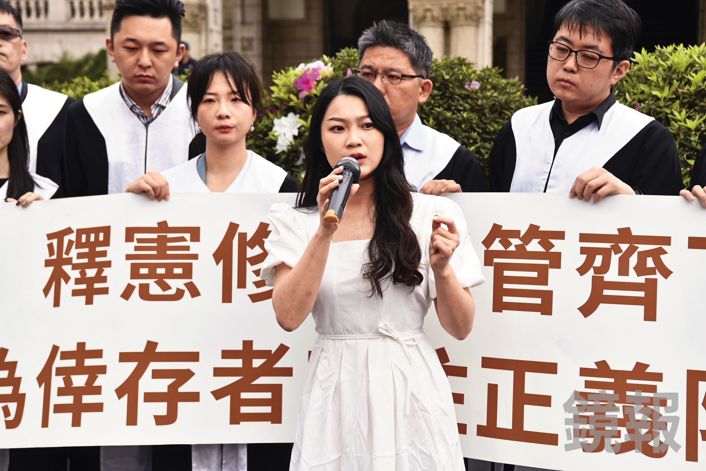 性暴力倖存者阿美(前)陪同釋憲聲請人出席憲法法庭,並在會後記者會上說明性創傷的嚴重性。(鏡報李智為)