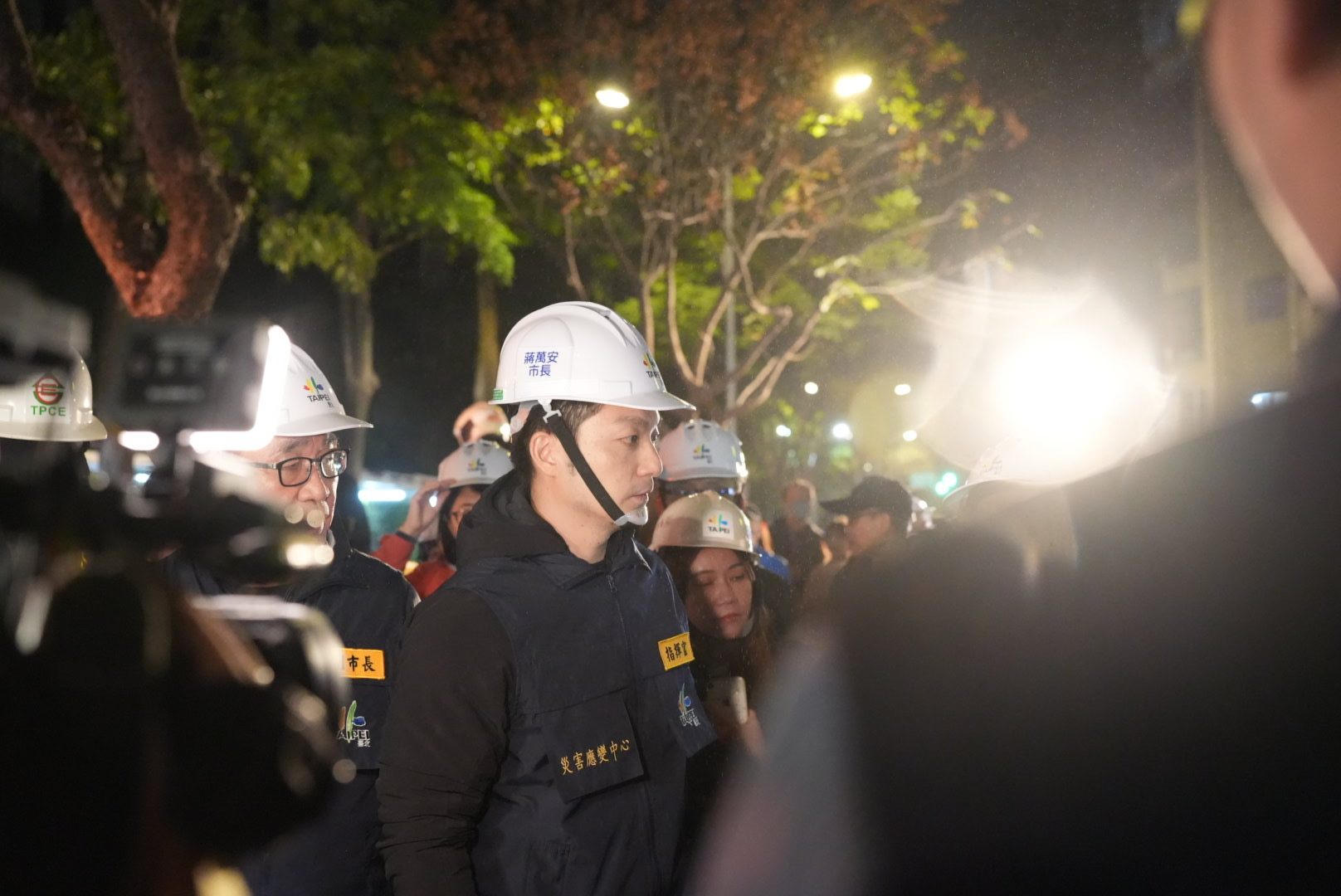 蔣萬安和李四川趕赴慶城街、興安街口地面下陷現場視察。（台北市政府提供）