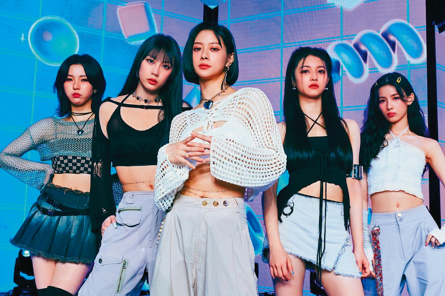 幻藍小熊的XXIN（中）、許 媛媛（右二）、毓（右一）、Bido（左二）及Ayeon（左一），在日前第8集的公演中，靠著精湛歌舞奪冠。（翻攝自Bido IG）