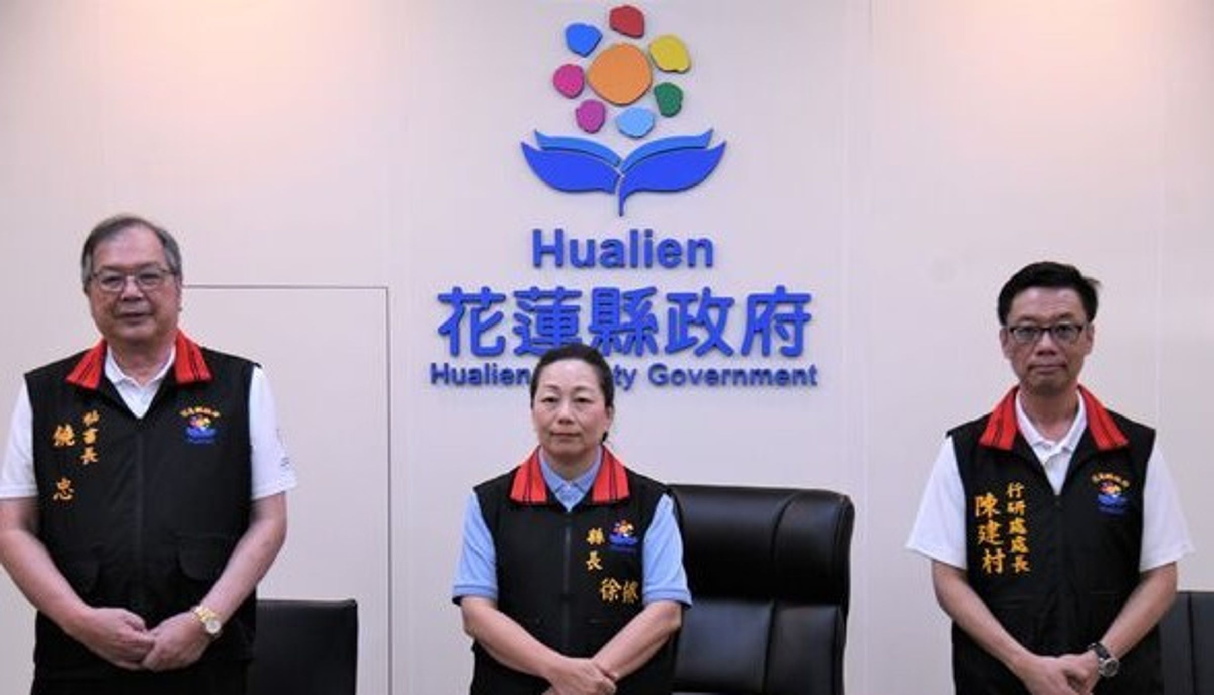 不滿童子賢指控，徐榛蔚親上火線開記者會。（花蓮縣政府提供）