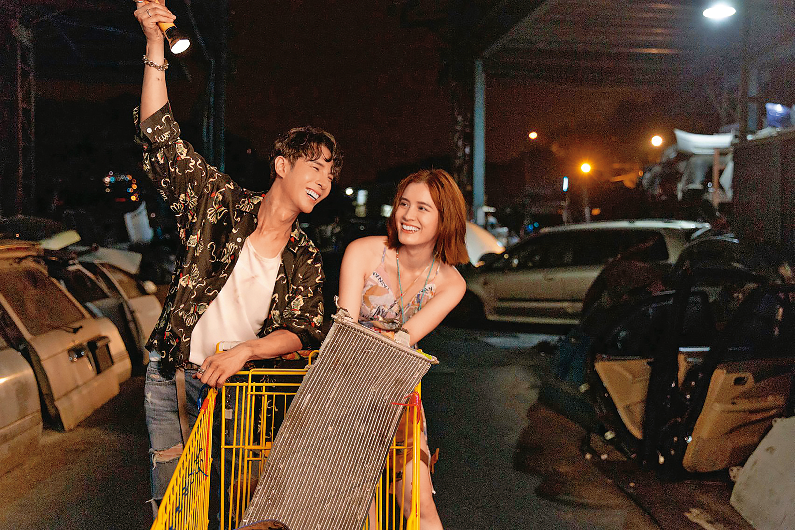 陳勢安(左)2018年和Sora(右)拍攝MV結緣,如今傳出交往中。(華納提供)