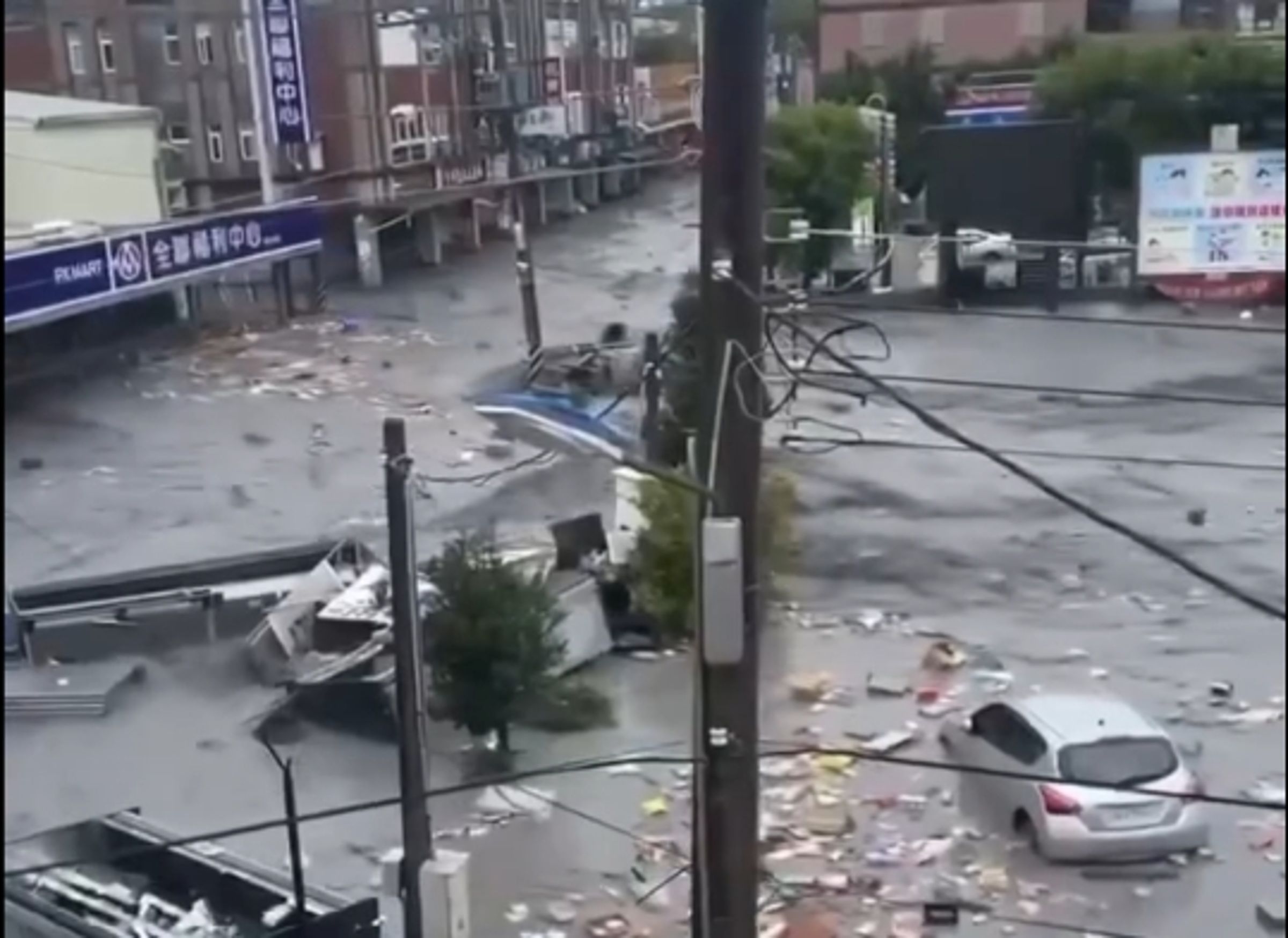 花蓮馬太鞍溪上游堰塞湖23日下午溢堤,大量洪水沖毀馬太鞍橋,還淹沒光復鄉,造成重大災情。(讀者提供)