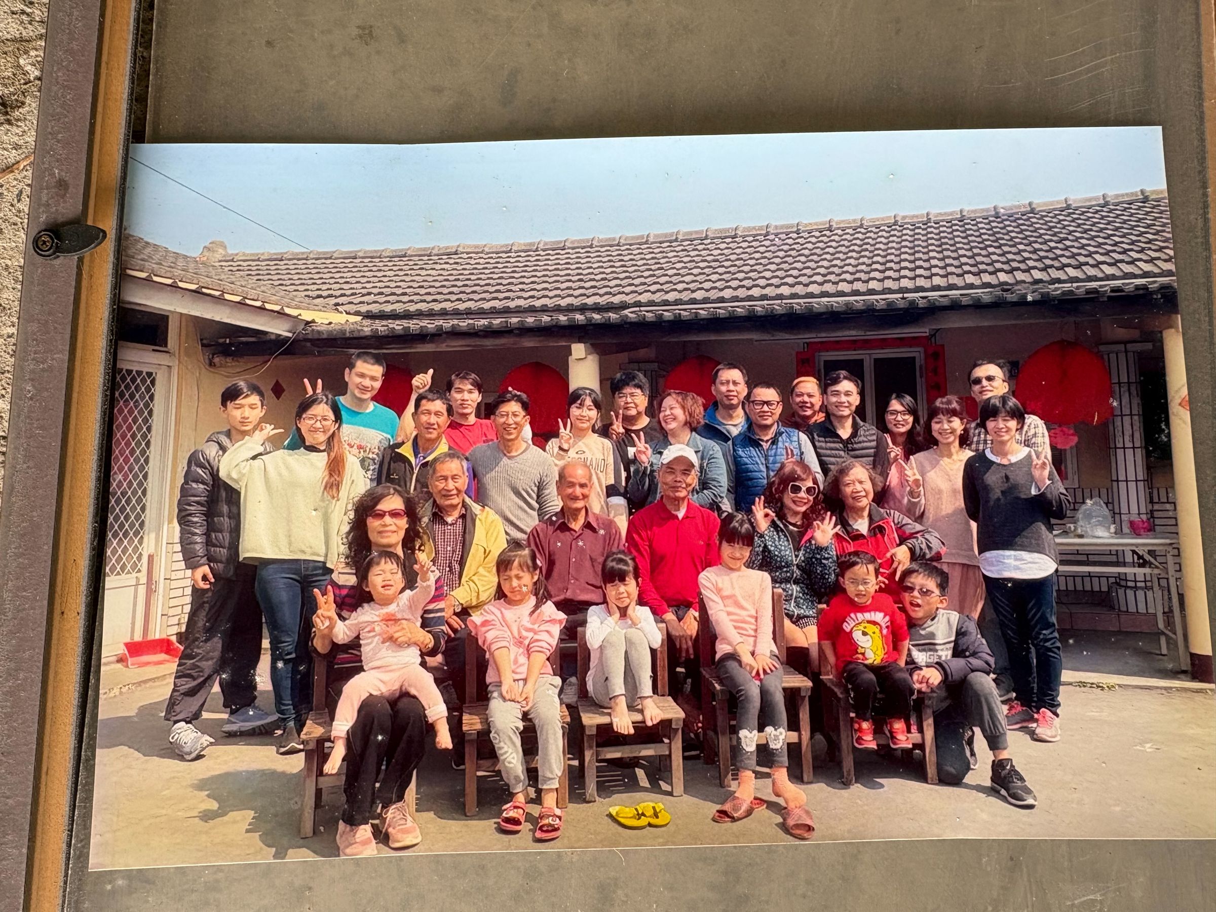 老厝前的一張合影,留下洪永化身邊的熱鬧人情。圖/洪永化