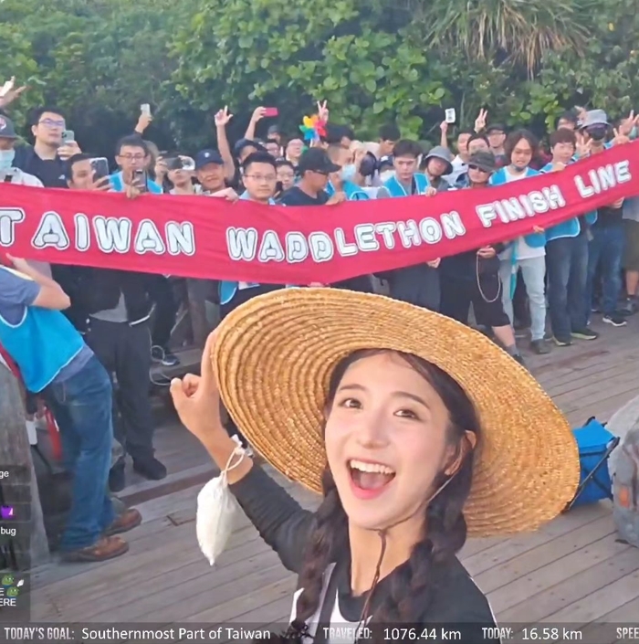 企鵝妹去年來台徒步環島，掀起大批網友巧遇熱潮。（翻攝自IG@yyj0728）