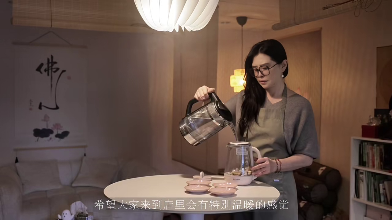 王祖賢在艾灸館裡，親自為客人準備養生茶。（翻攝小紅書）