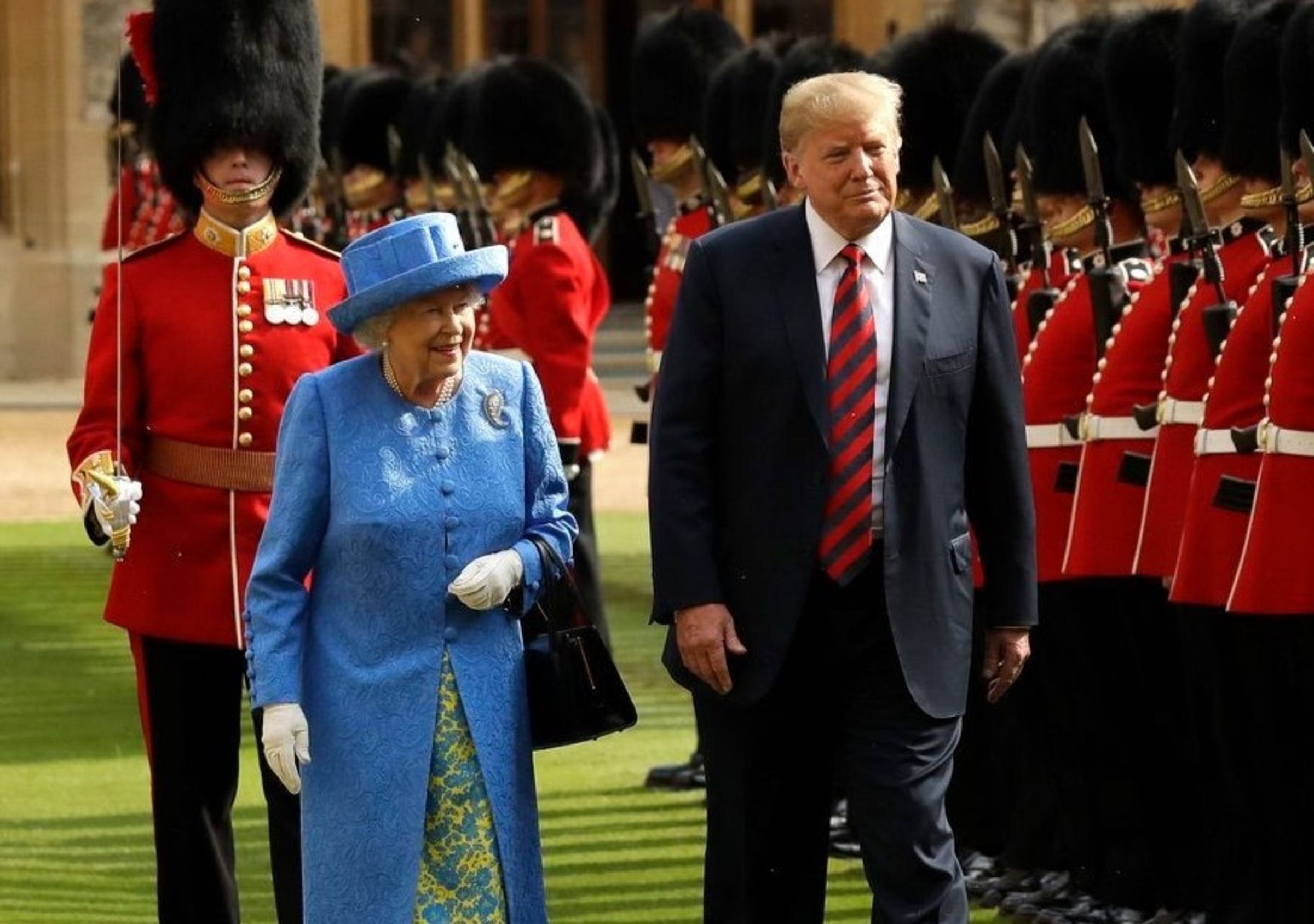 川普（右）2019年到訪英國，在白金漢宮與英國女王（左）見面。（翻攝The Royal Family臉書）