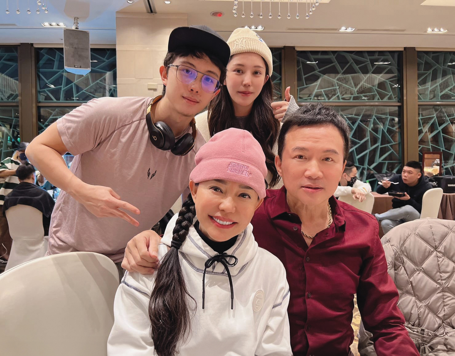 J小姐不滿透露，孫安佐（後左）至今仍想追回前女友阿乃（後右）。前左為狄鶯、前右為孫鵬。（翻攝自狄鶯臉書）