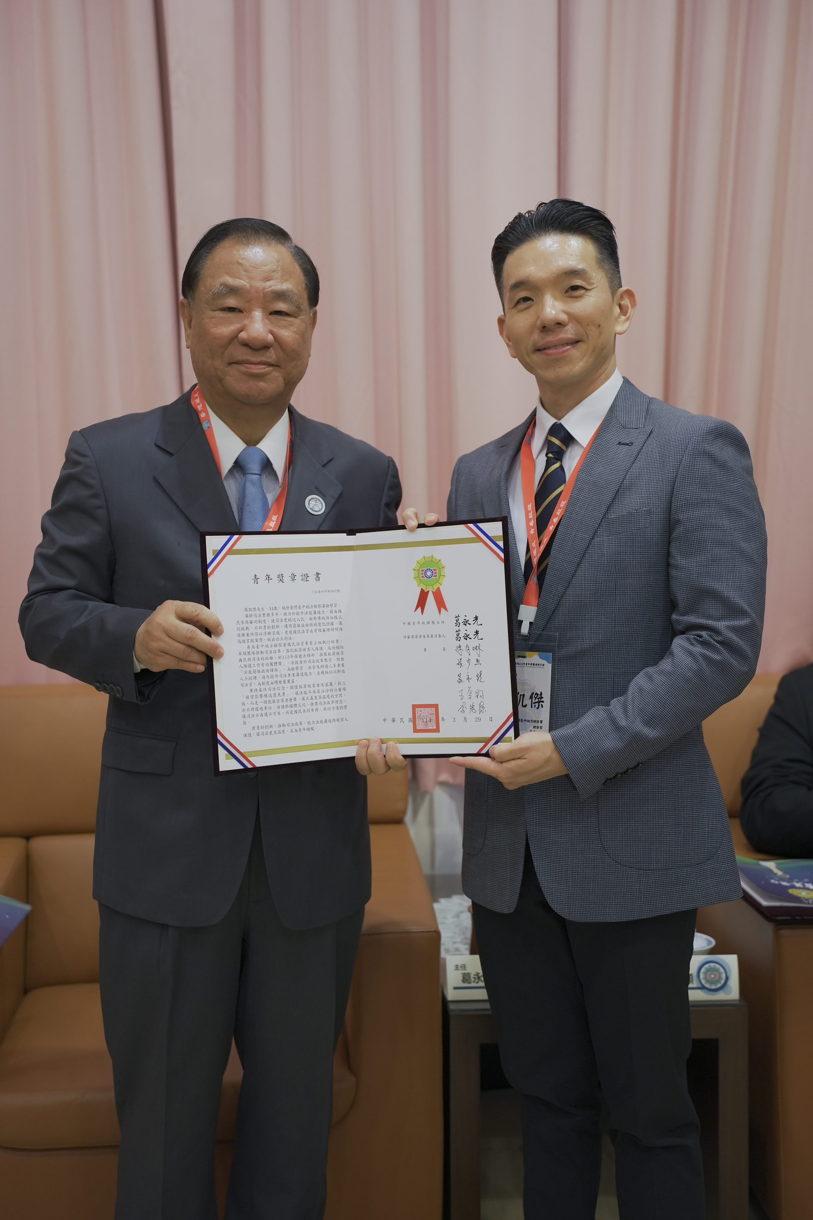 台中地檢署國民法官專組張凱傑檢察官,榮獲今年中華民國青年獎「基層奉獻類」獎章,於本月29日在劍潭青年活動中心接受頒獎表揚。 (中檢提供)