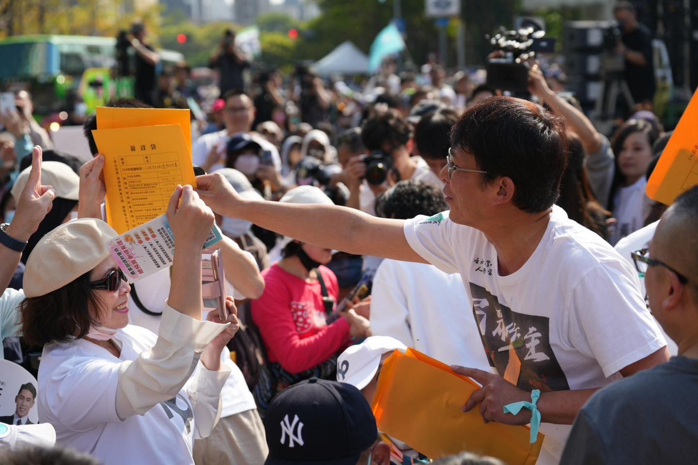 黃國昌聲稱民眾黨站出來並非為了大罷免,是看不下去民進黨欺騙人民、把人民當盤子。(翻攝自臉書@黃國昌)