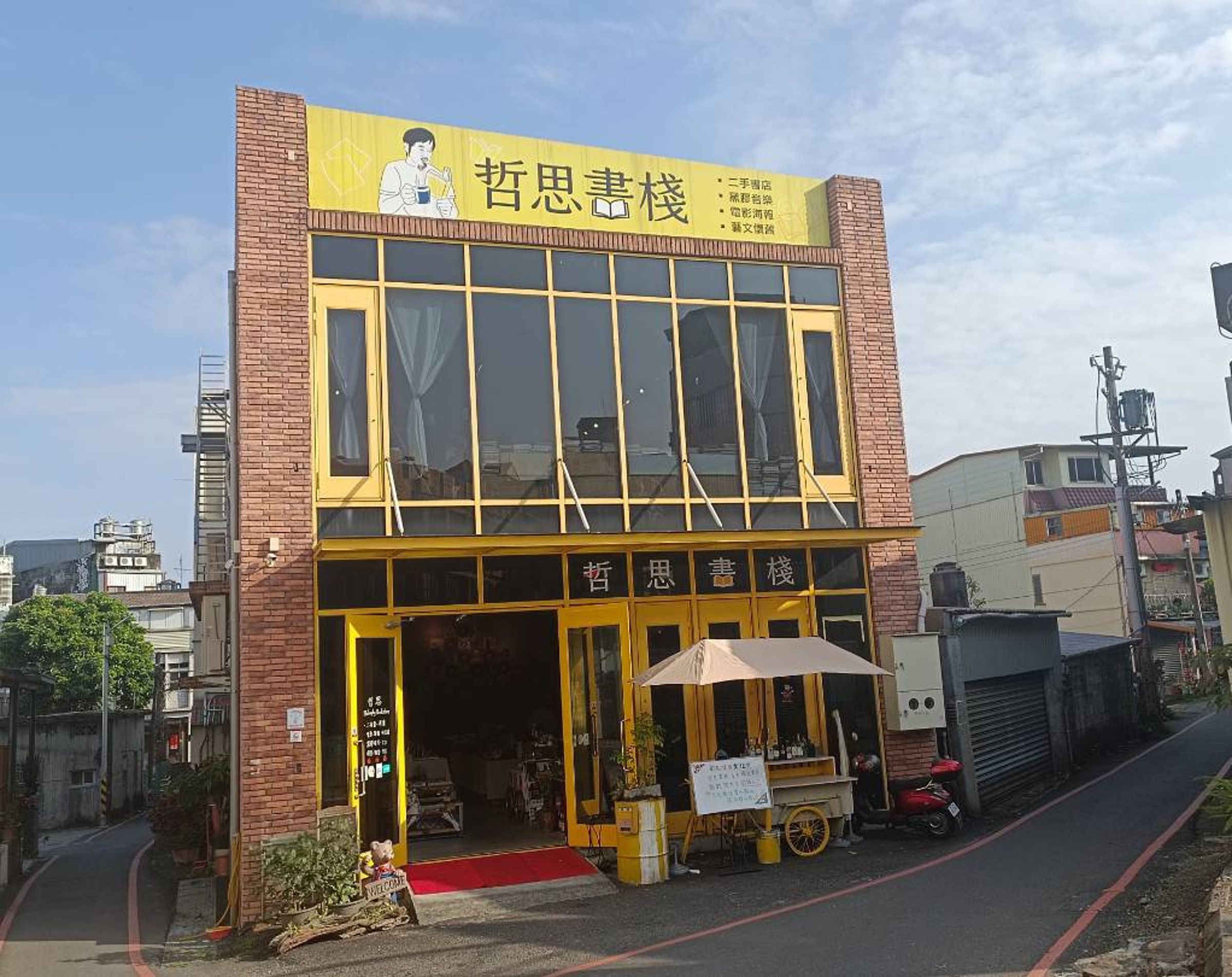 呂健吉利用退休金在宜蘭開書店，就是為了推廣實踐哲學。（台灣哲學諮商學會提供）