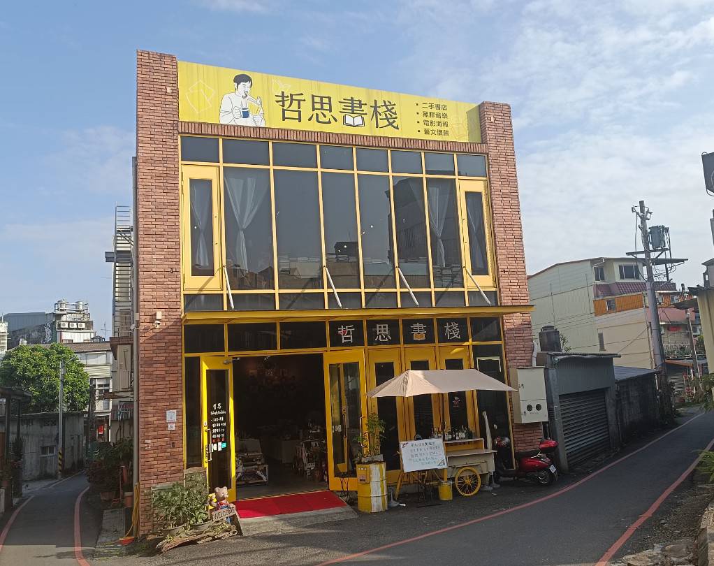 呂健吉利用退休金在宜蘭開書店,就是為了推廣實踐哲學。(台灣哲學諮商學會提供)