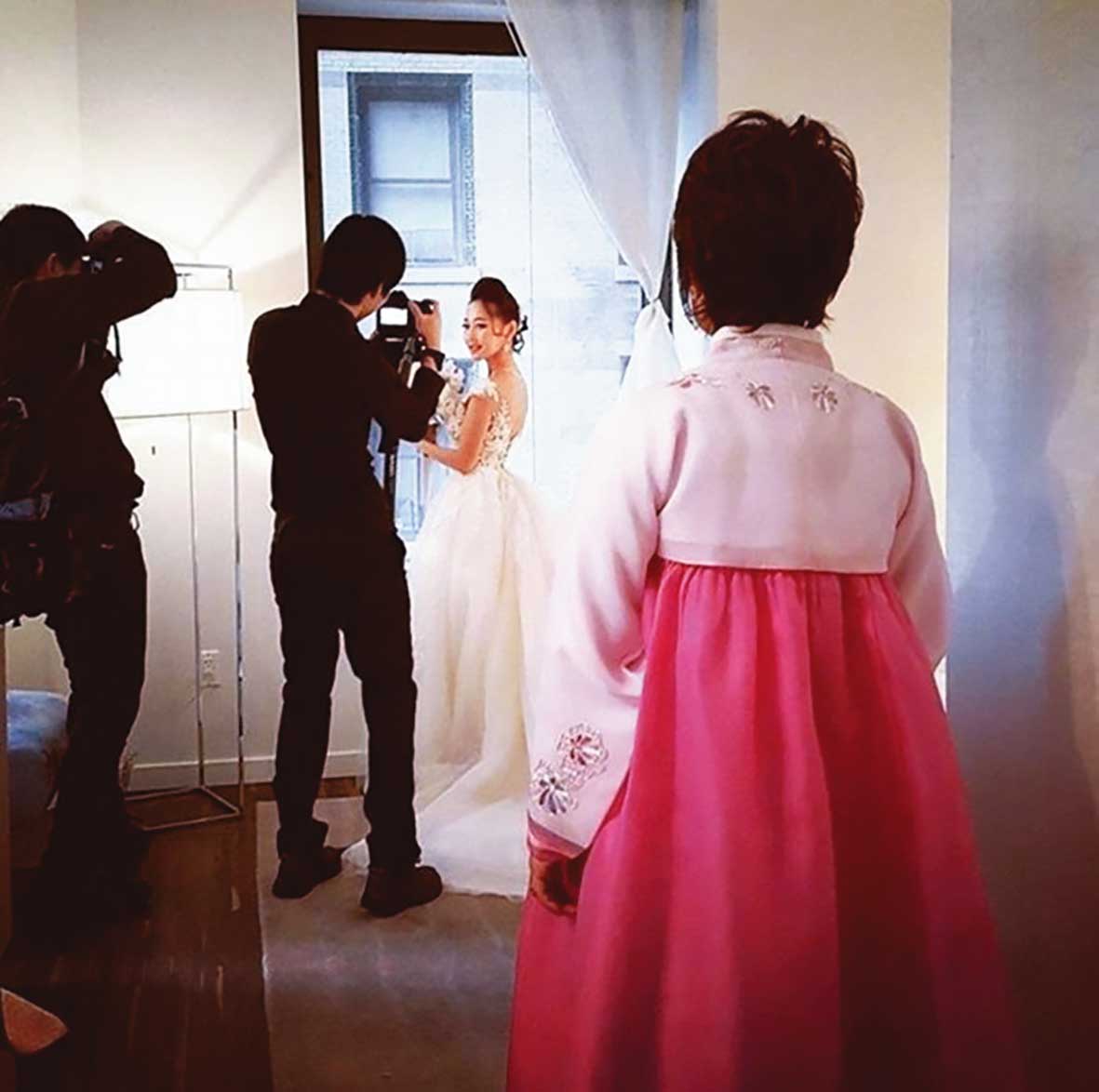 2017年朴研美結婚了，亦於IG公布婚紗照和粉絲分享喜悅。（翻攝自yeonmi_park IG）