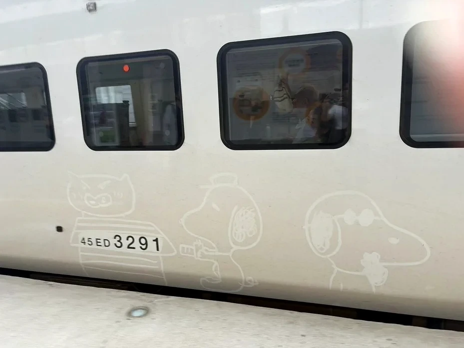 自強號灰塵厚到能畫「史努比」!查出是員工動的手 台鐵:提醒不得再犯
