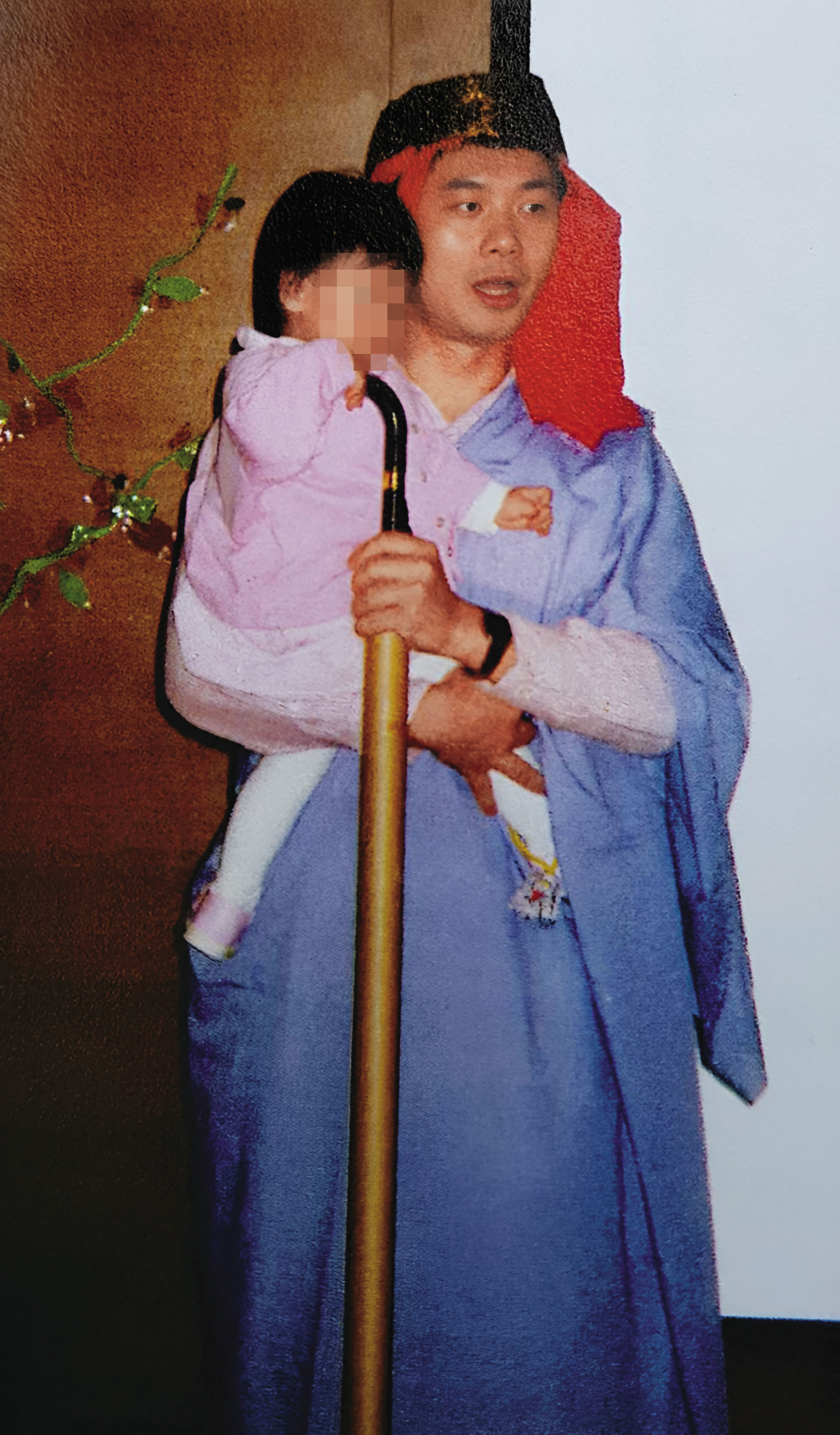 諸慶恩2003年遭司法追殺而冤死僅37歲,當時女兒僅1歲與4歲。(讀者提供)