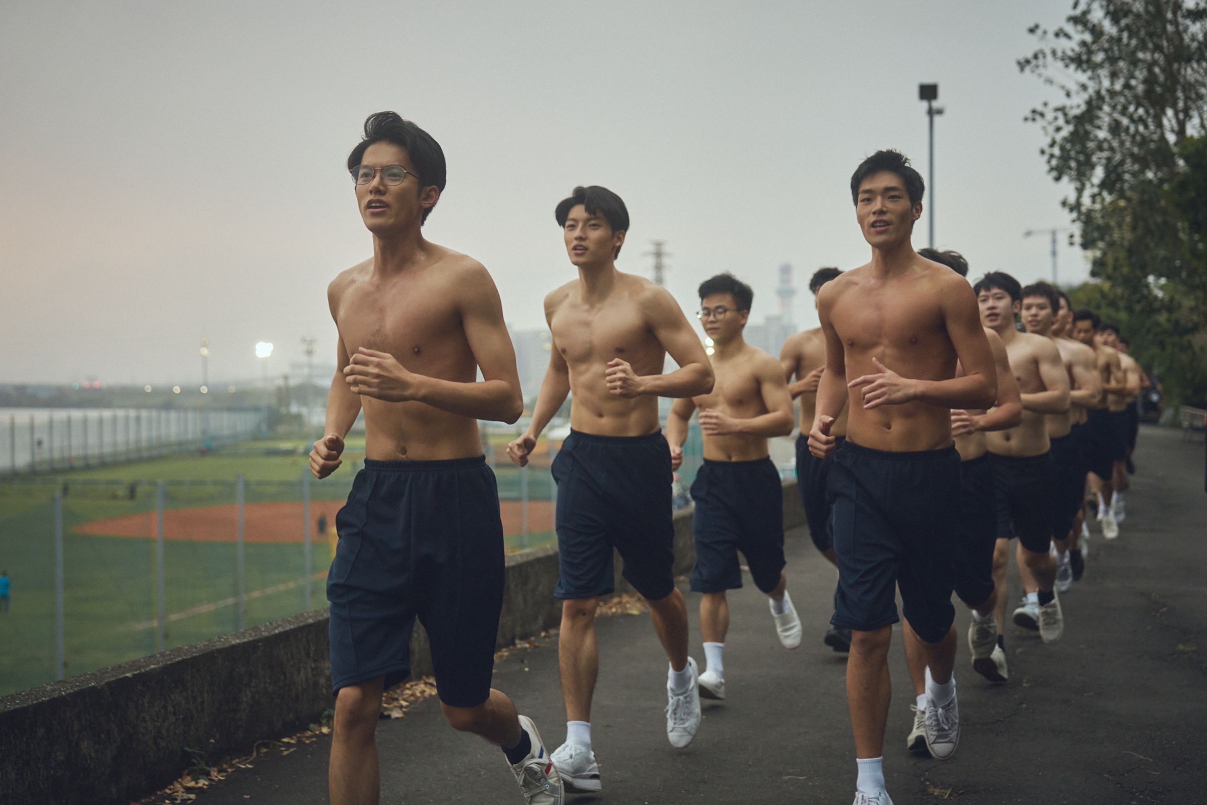 電影《進行曲》中余杰恩（左起）、劉育仁、牧森努力追求夢想。（未來進行曲提供）