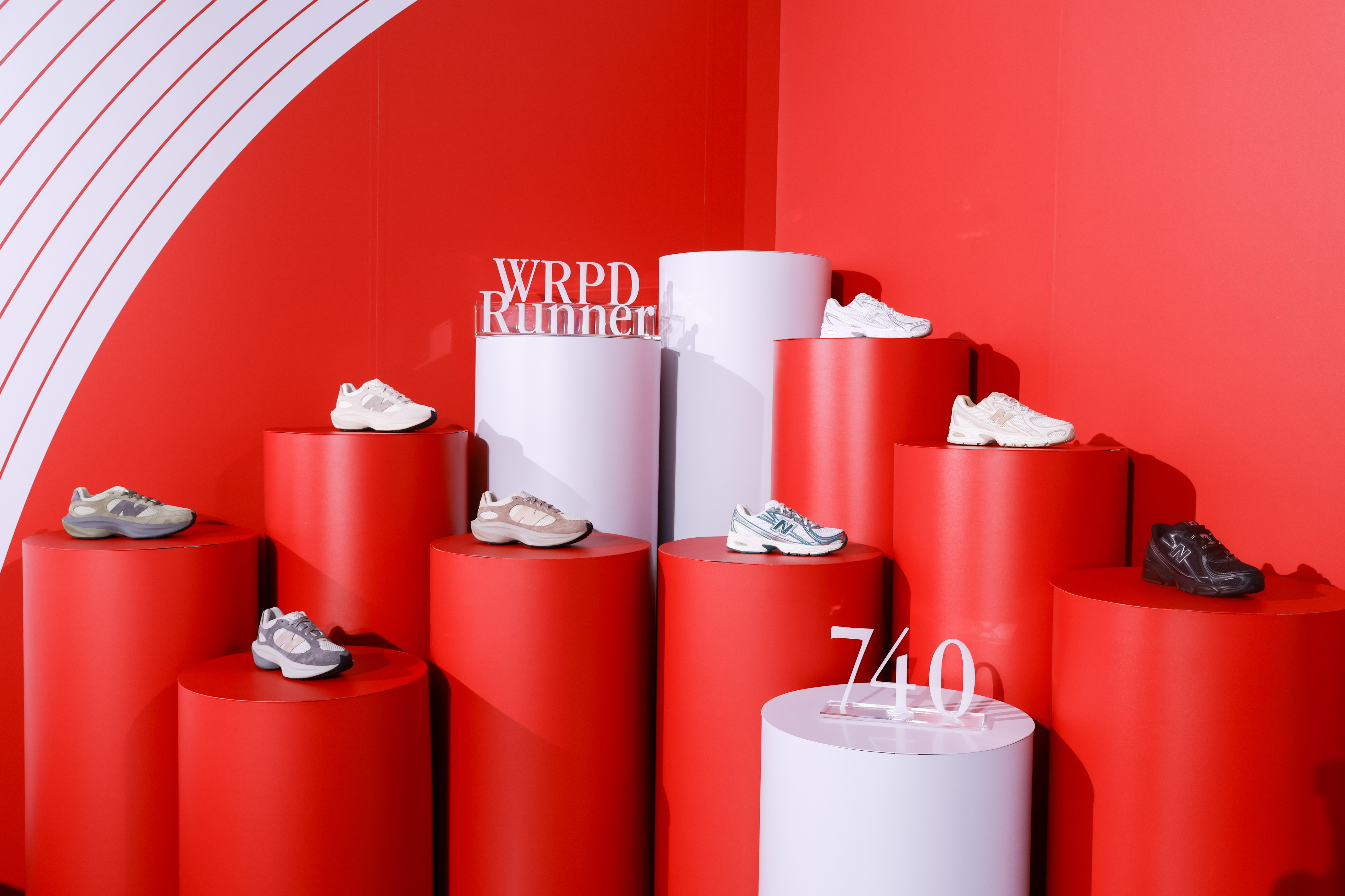 New Balance以「#型聚此刻 ・ 潮玩新年」為主題，為WRPD Runner與740兩款鞋款推出新色。