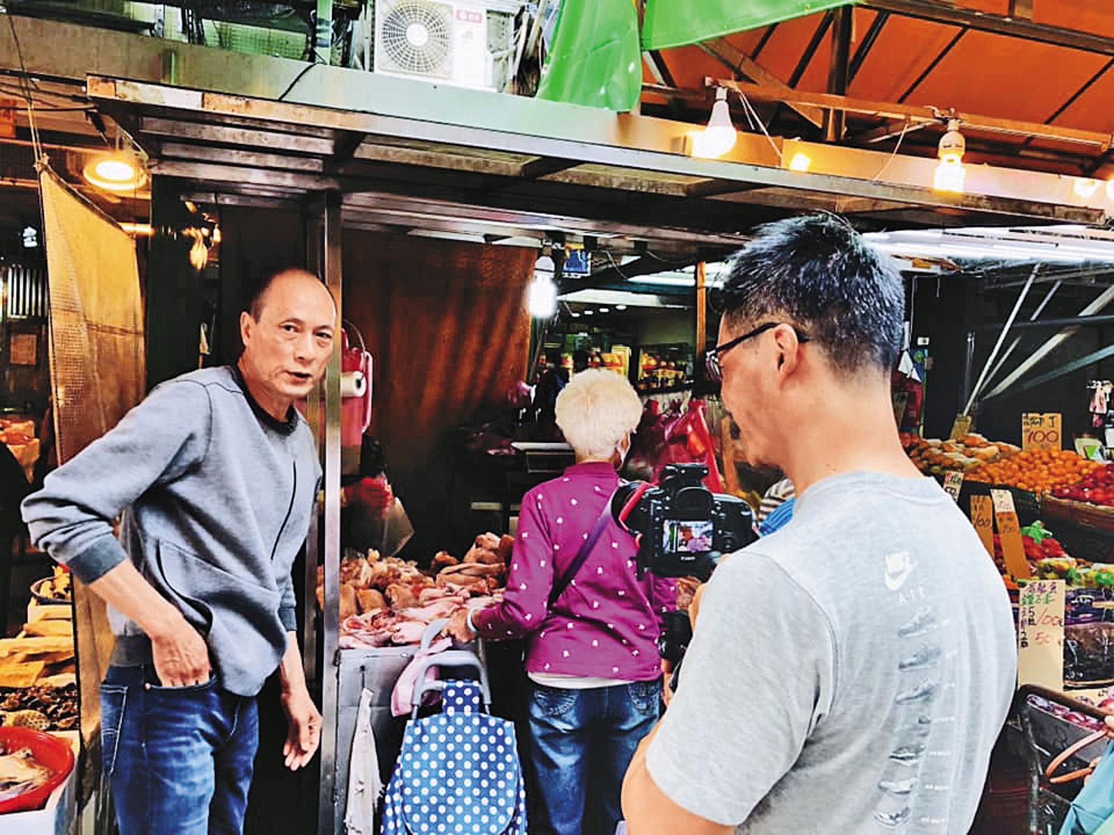 楊爸（左）也算是台北信義區飲食界名人，廚藝精湛的他曾接受媒體採訪，且親自赴市場採買。（圖／翻攝自元鍋臉書）
