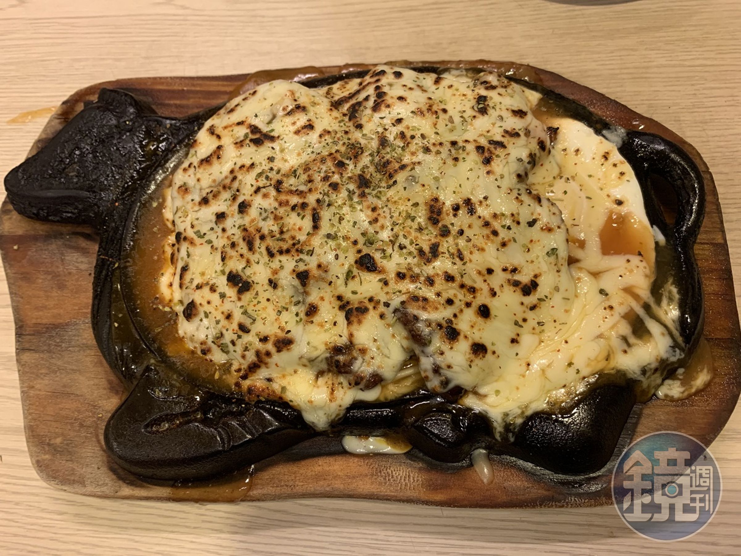 新北市樹林區一家牛排店因為內用可免費加湯加麵,用餐時段經常大排長龍。(讀者提供)