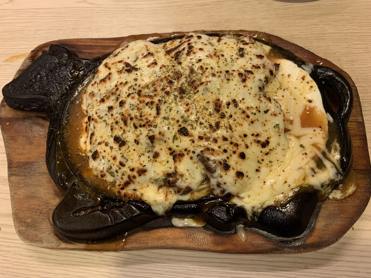 新北市樹林區一家牛排店因為內用可免費加湯加麵，用餐時段經常大排長龍。（讀者提供）