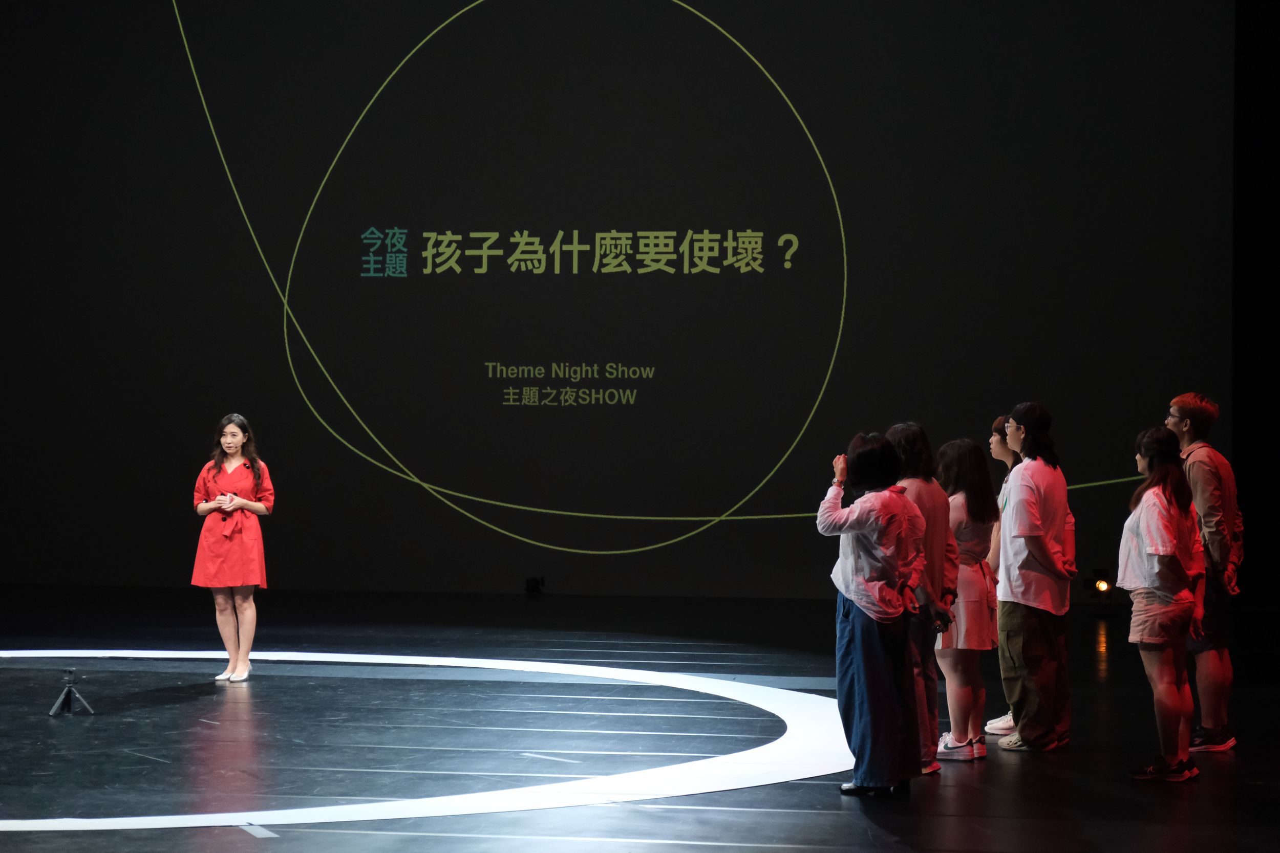 本週五《公視主題之夜SHOW》播出愛沙尼亞劇情片《沉睡的野獸》，主題論壇探討《孩子為什麼要使壞？》，邀請精神科醫師鄧惠文主持(左)。    （公視提供）