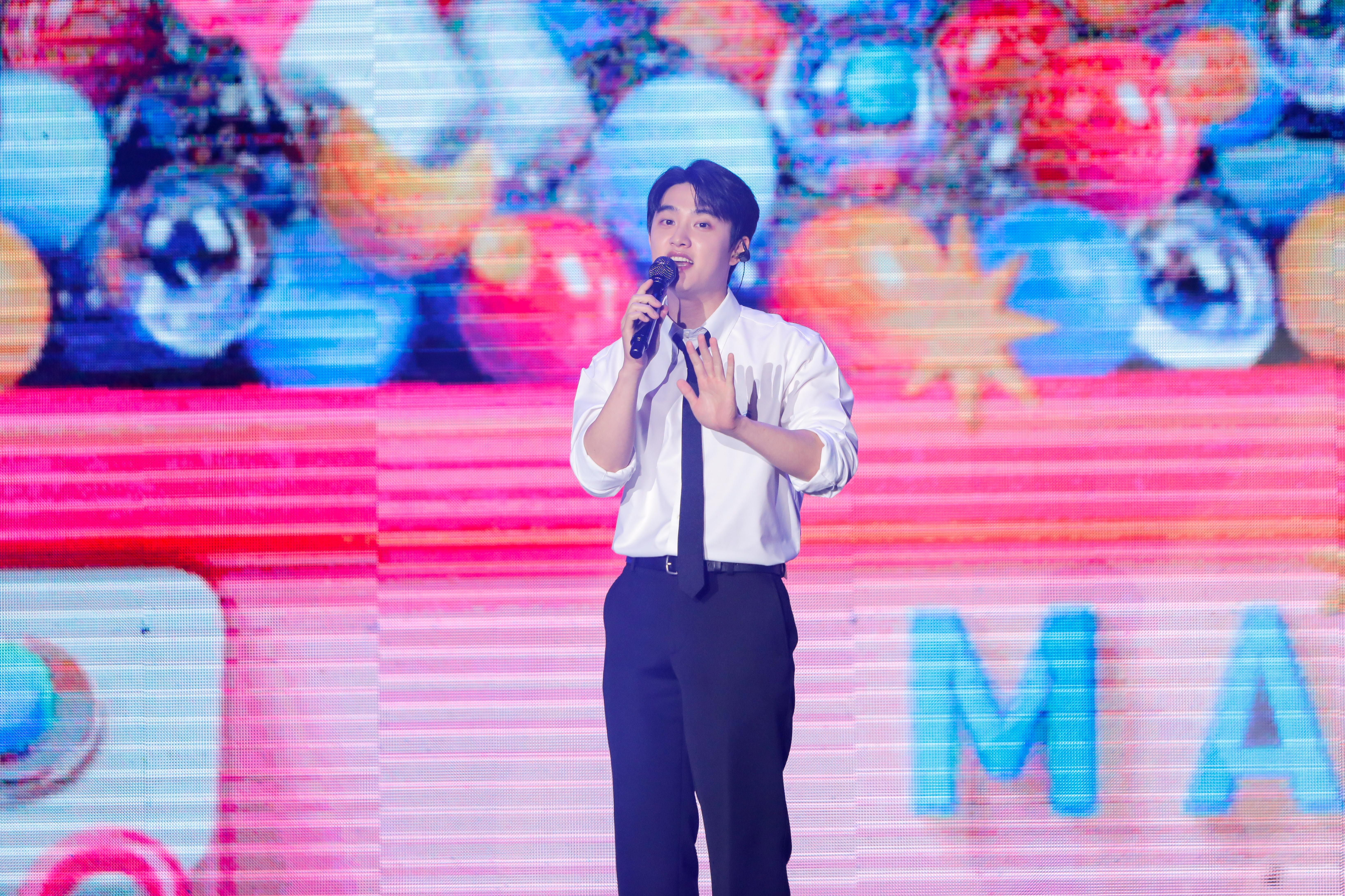 D.O.都敬秀週六在台北天母體育館開唱，大喊：「好久不見。」