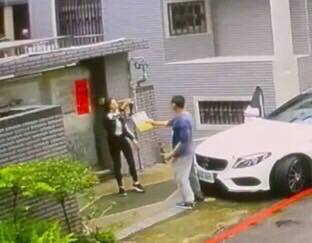 監視器畫面顯示，謝女理論，李男還遞上汽油罐嗆道：「你潑啊」。（警方提供）