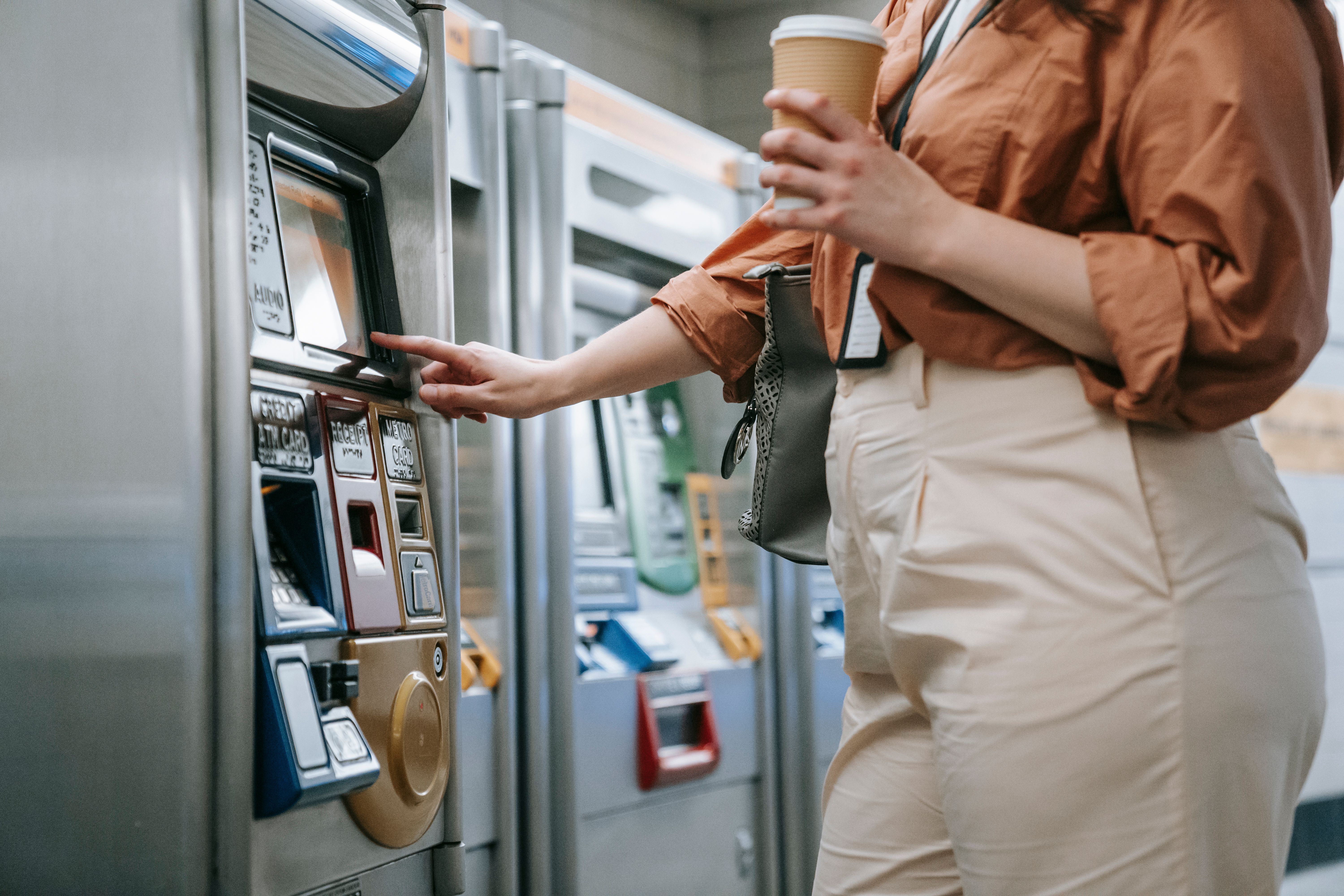 財金公司提前預告，將於6/6、6/13凌晨進行ATM跨行服務系統維護，預計暫停使用15至30分鐘。（示意圖，取自Pexels）
