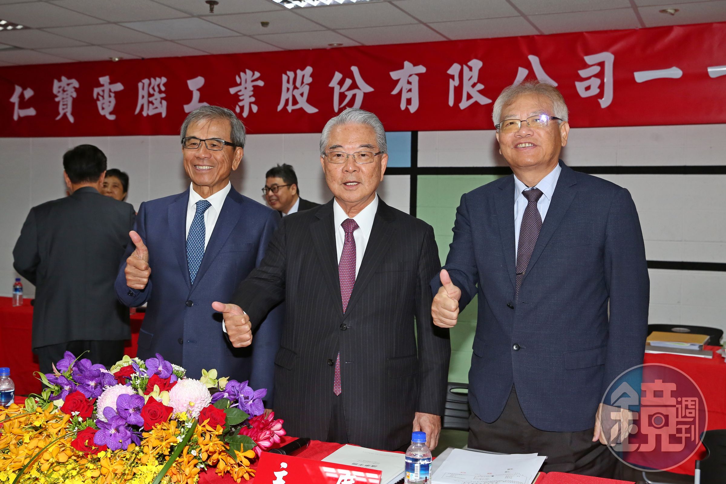 許勝雄(右二)將從仁寶退休,將花更多心力關懷社會。