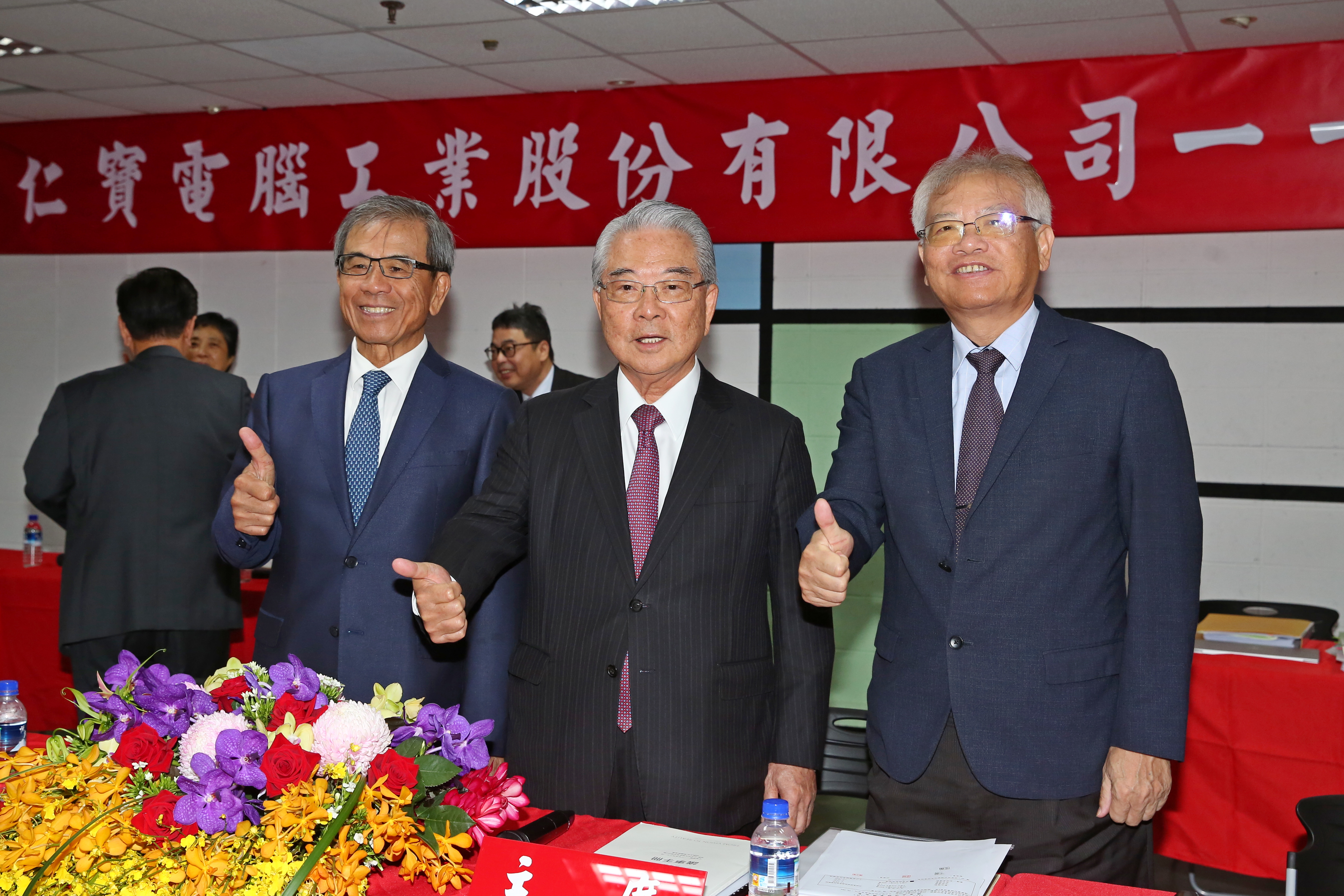 許勝雄（右二）將從仁寶退休，將花更多心力關懷社會。