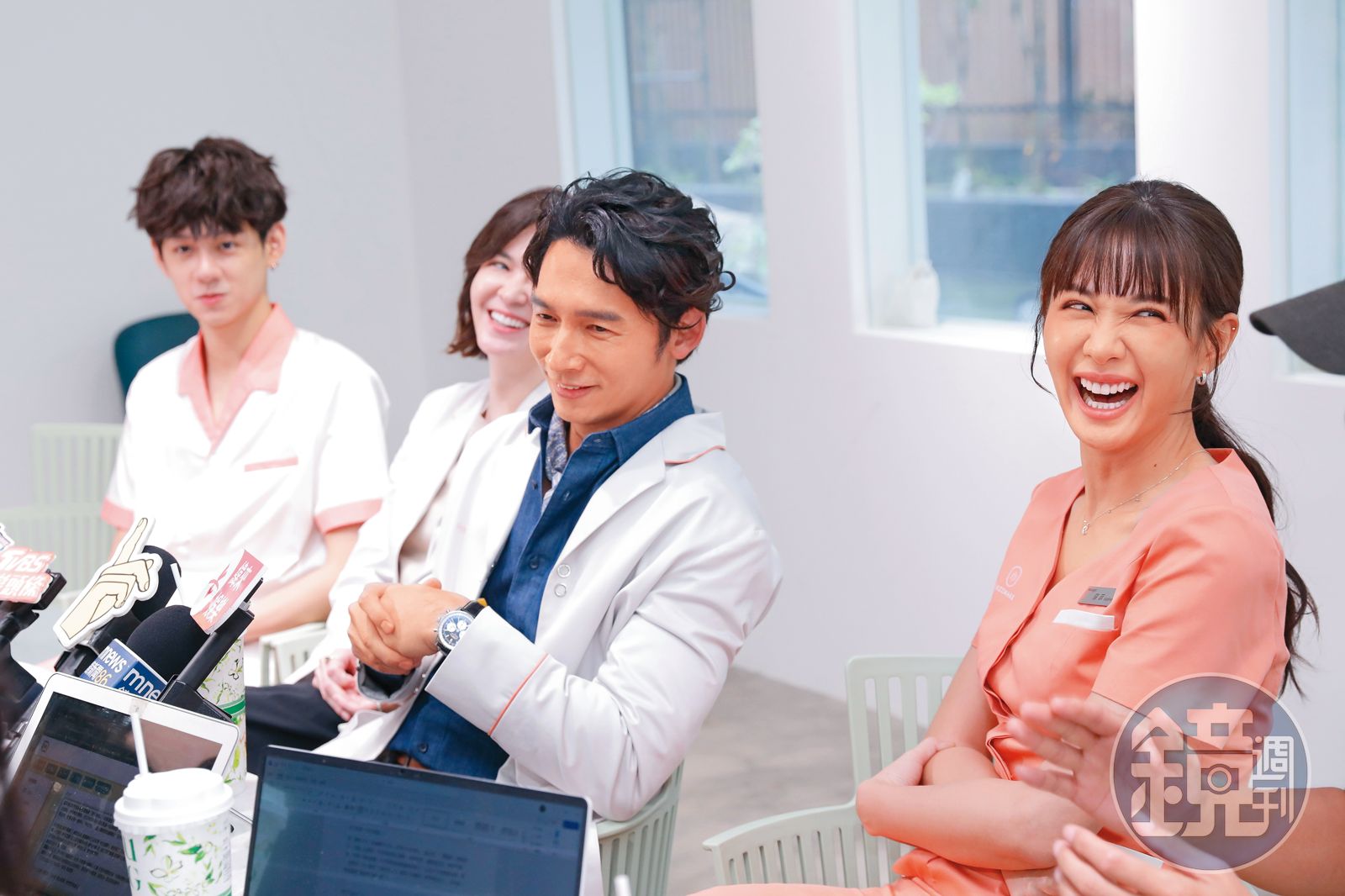 温昇豪（右二）和安心亞（右一）在影集《整形過後》的高度曖昧，像李進良和田欣翻版。左起洪暐哲、張榕容