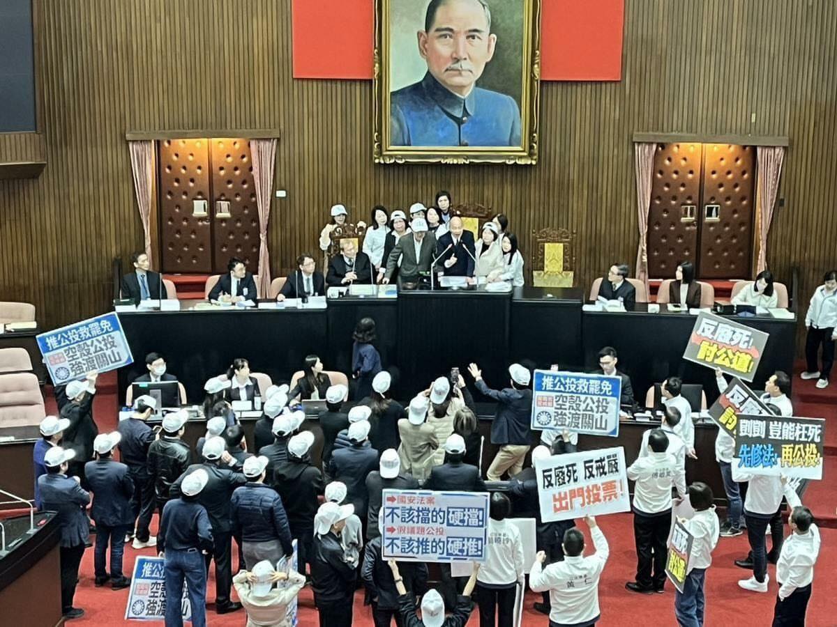 立法院今院會預計處理國民黨的2項公投案，卻因為游智彬進場直播、辱罵立委，引發藍綠口角。（翻攝自吳思瑤臉書）