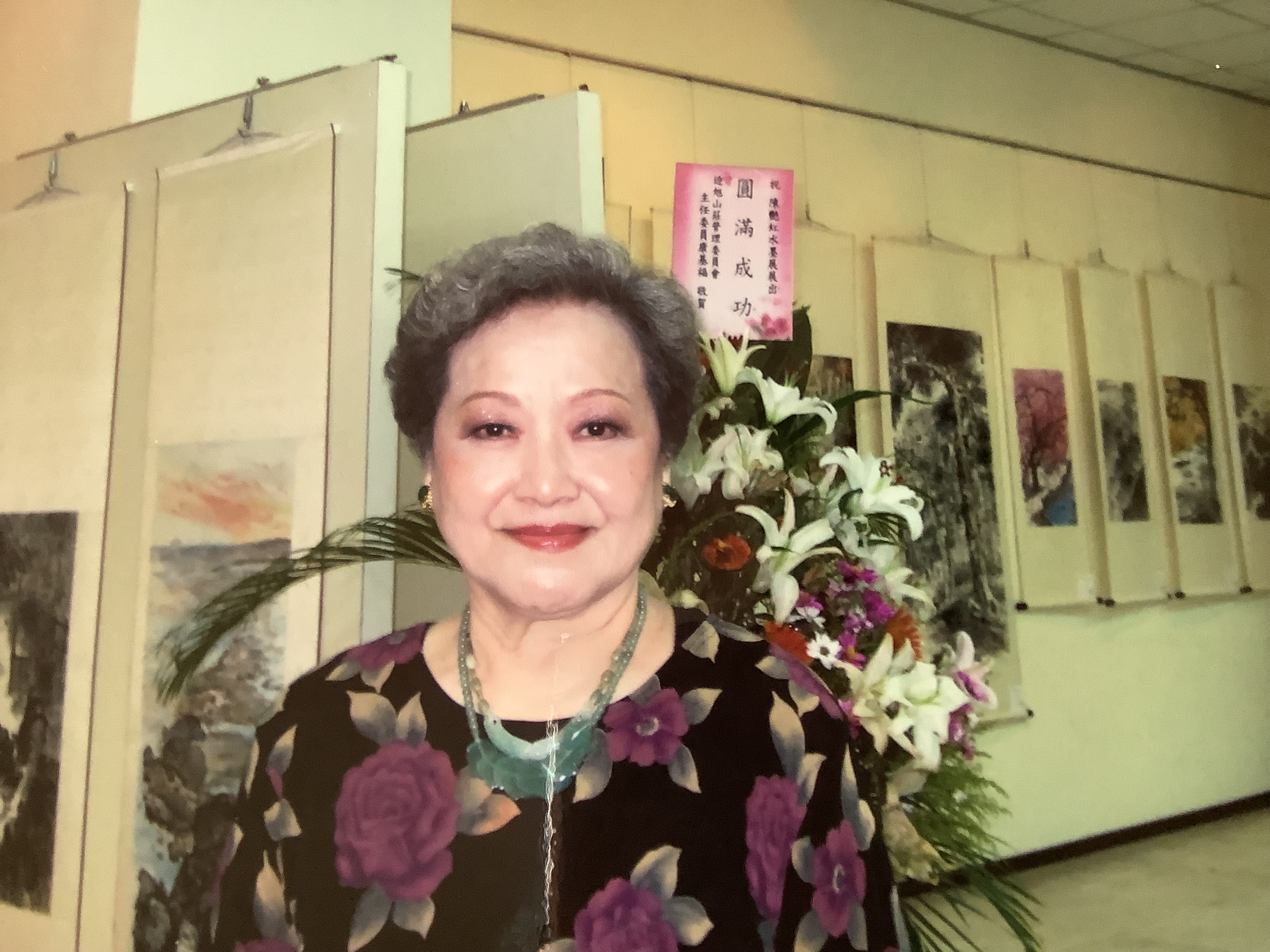 丁奶奶年輕時才華洋溢，還曾開過多次畫展。現在卻因疾病得限制生活，降低生活品質。