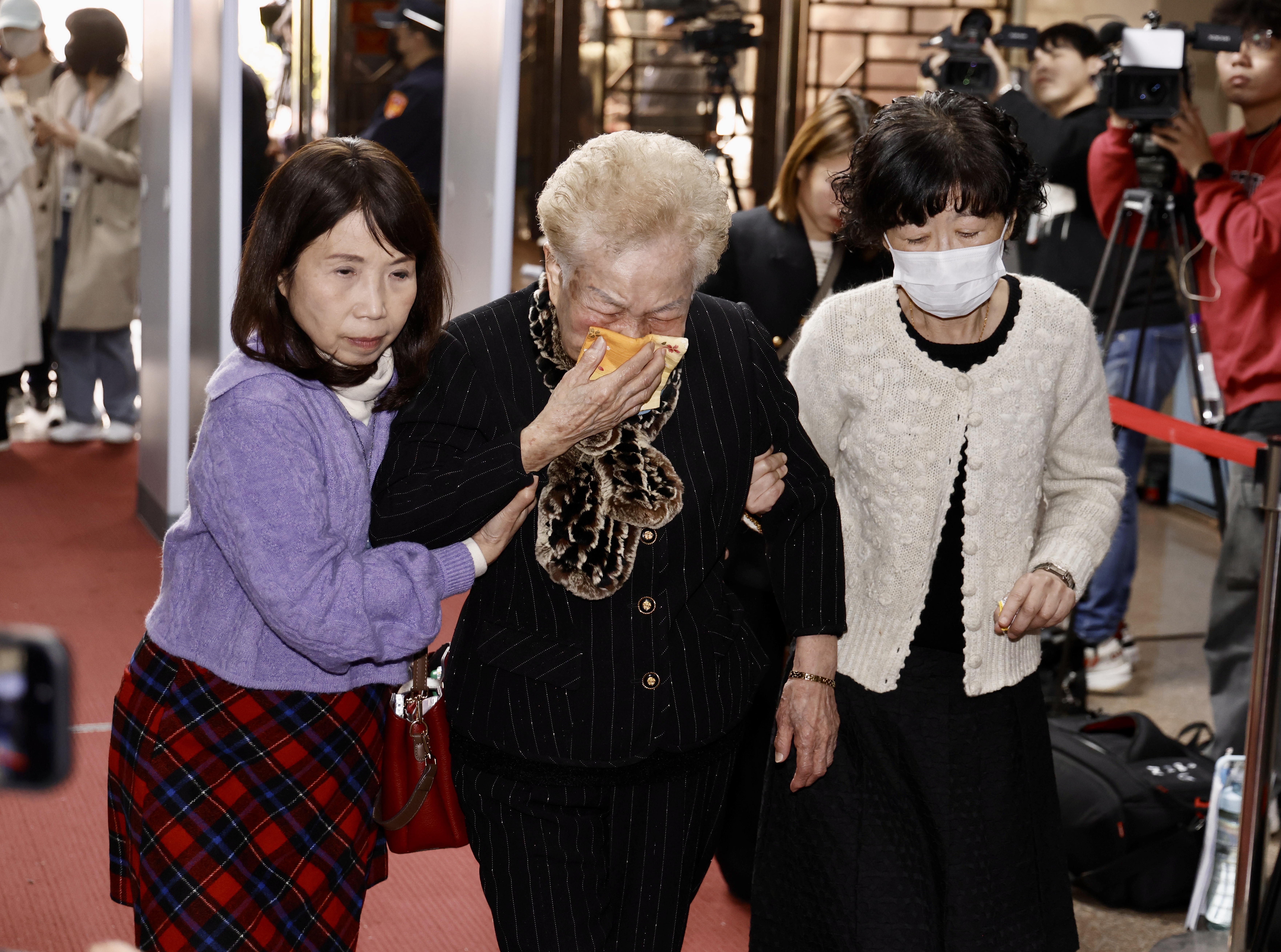 今下午北院開庭審理是否解除柯文哲禁見,陳佩琪(右起)、何瑞英、民眾黨立委陳昭姿出庭。