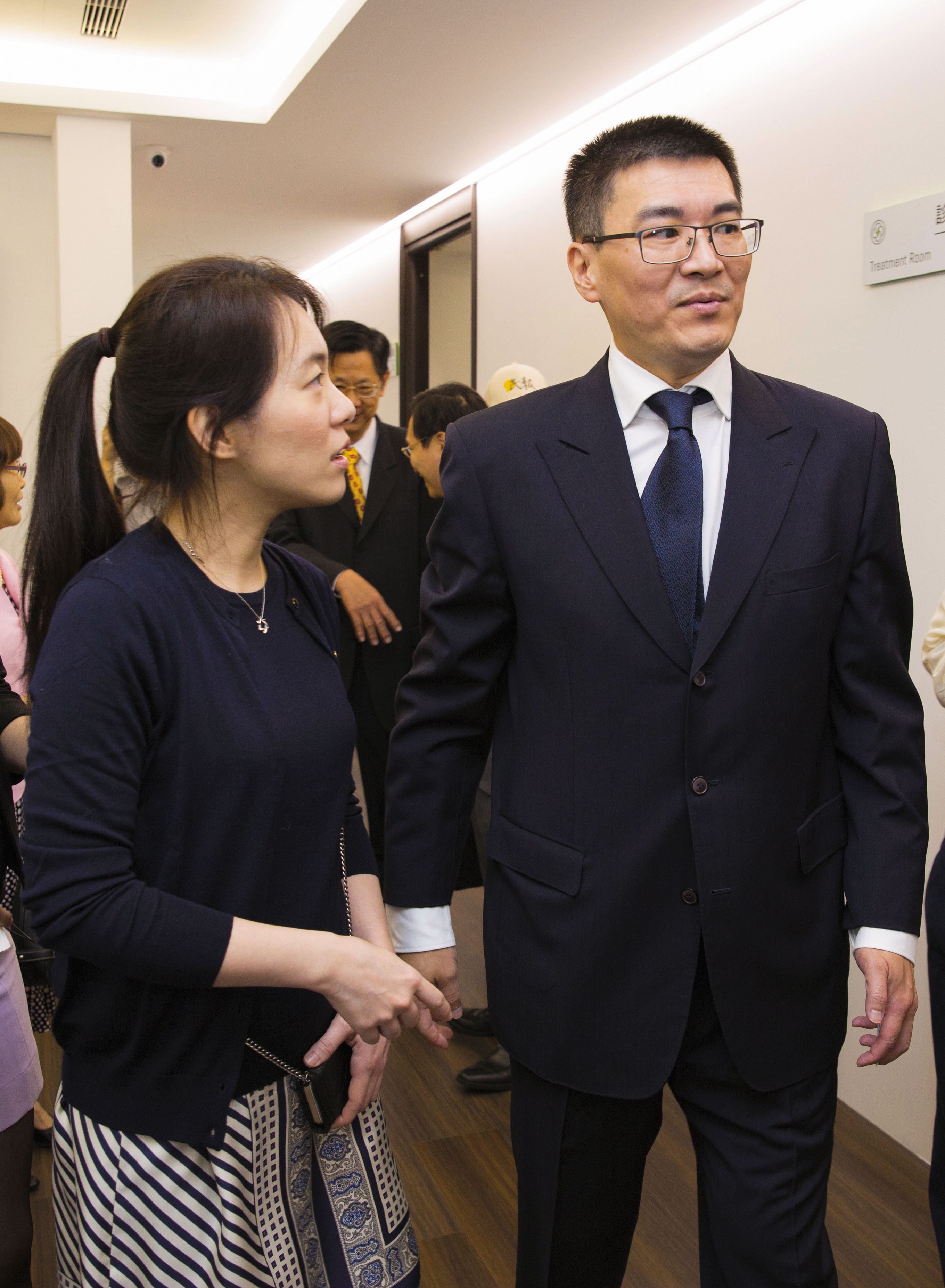陳幸妤診所十年前開幕時喜氣洋洋，畫面中與趙建銘似乎貌合神離，陳幸妤夾在扁家和趙建銘中間，隱忍至去年六月才離婚。