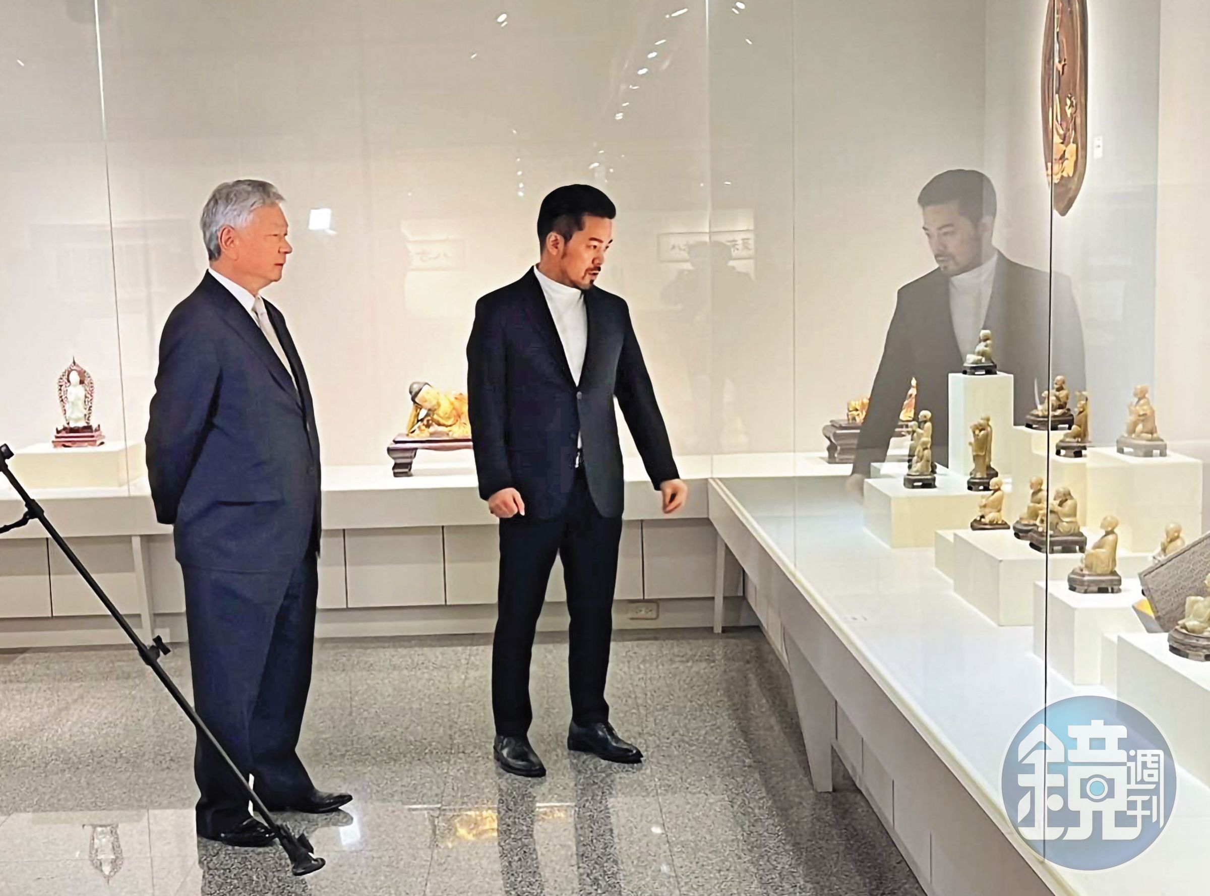 3年前，中市港區藝術中心特地為李昀融提供的古物召開記者會，李昀融（右）為台中市港區文化藝術基金會董事長陳大松（左）介紹文物。（李昀融提供）
