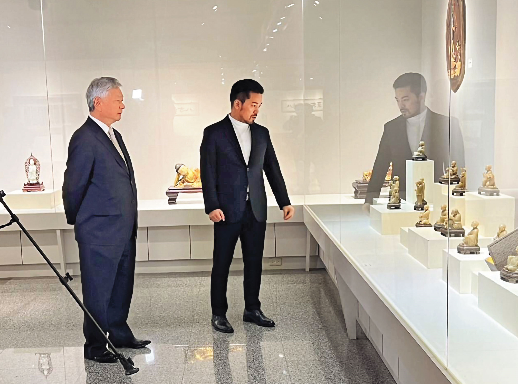 3年前，中市港區藝術中心特地為李昀融提供的古物召開記者會，李昀融（右）為台中市港區文化藝術基金會董事長陳大松（左）介紹文物。（李昀融提供）